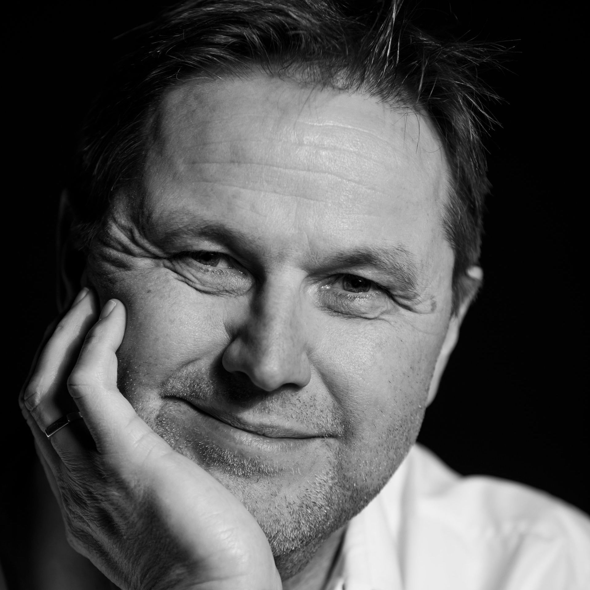 Voor Marcel heb ik een schrijfcoach en redacteur gevonden, die hem hielp bij het schrijven aan het manuscript van Oh Maria!. Vervolgens zijn we op zoek gegaan naar een uitgeverij en is hij getekend door Ambilicious. Oh Maria! verschijnt in het najaar van 2024.