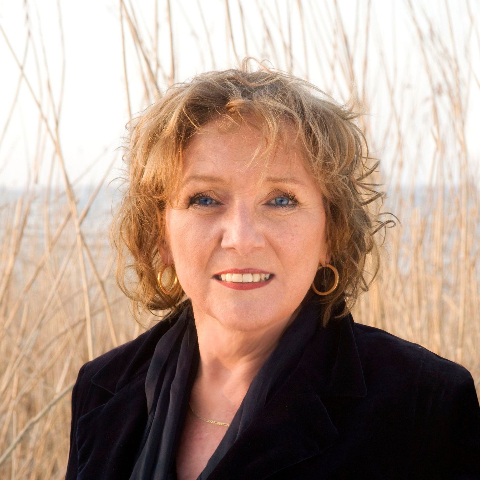 Marlous Lazal vroeg mij haar te helpen met de publiciteit voor haar boek Zij van het noorden. Een bijzonder boek met mooie tekeningen, liedteksten en een cd. Daarnaast heb ik haar bijgestaan in het verkrijgen van enkele optredens.