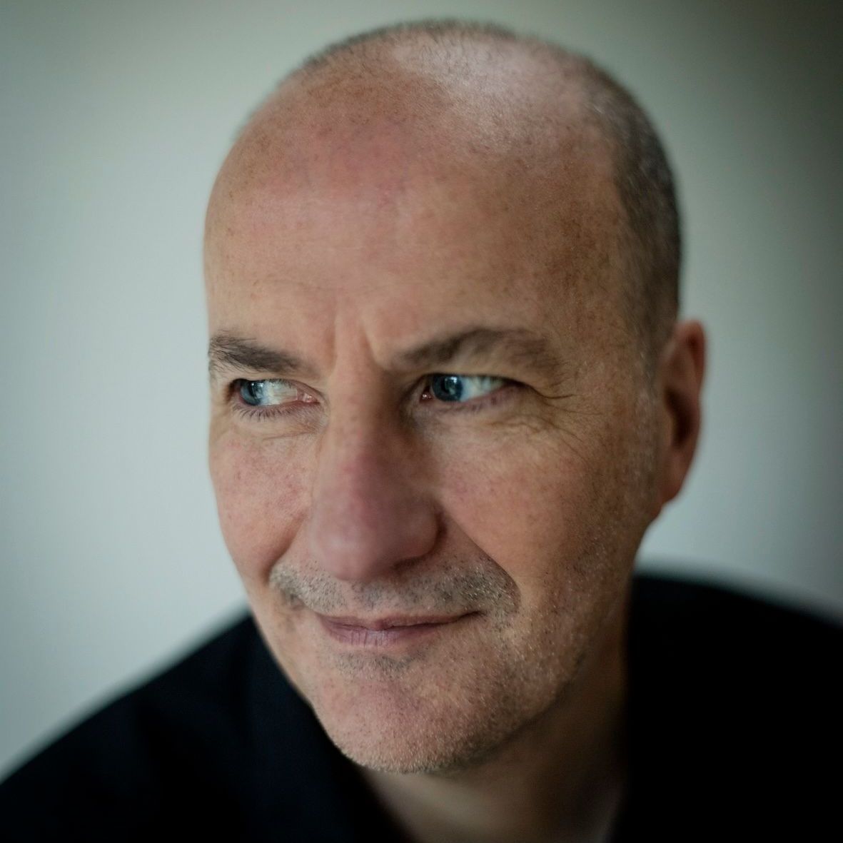 In zijn functie als redacteur van verschillende televisieprogramma’s kwam Martijn mij op het spoor, toen hij hulp zocht bij het onder de aandacht brengen van zijn roman Mooie Vrienden. Eerder schreef hij al een aantal non-fictieboeken. Dit was andere koek. Uitgeverij Kapstok, zijn eigen uitgeverij, bracht het uit.