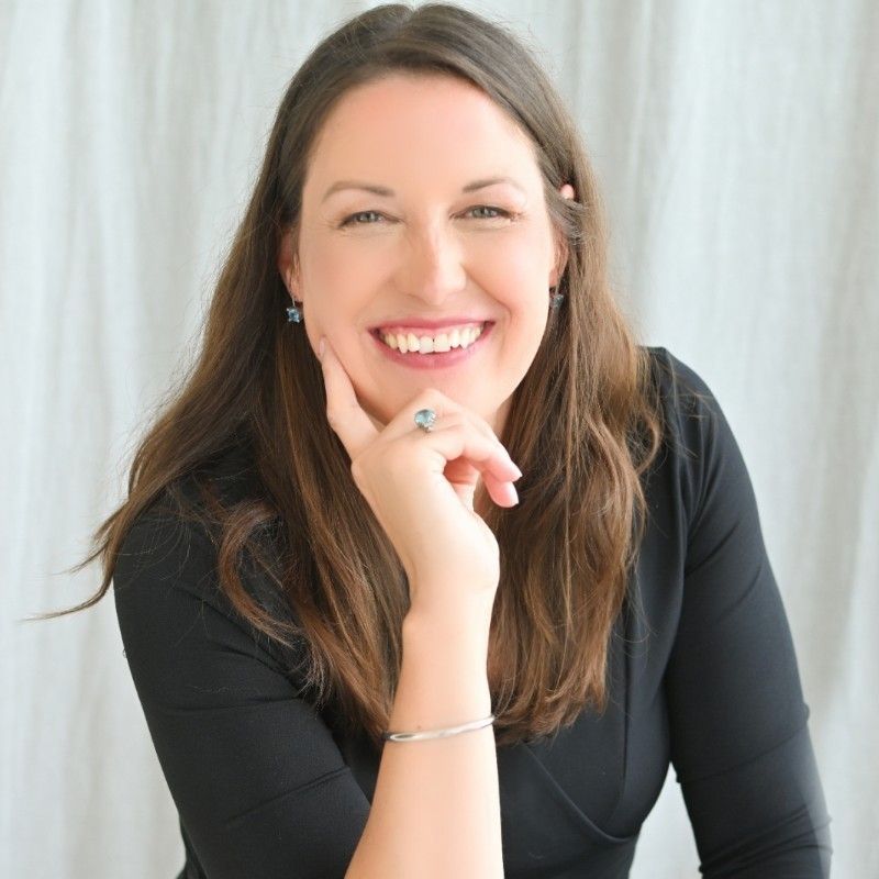 Masha kwam bij terecht, omdat ze haar boeken meer aandacht gunde. En passant vertelde ze over het Engelstalige boek dat ze aan het schrijven was. Een zeer fascinerend en goed verteld verhaal over haar uit Rusland gevluchte familie. Inmiddels heeft ze het op mijn verzoek vertaald naar het Nederlands, en wordt het uitgegeven bij Ambilicious.