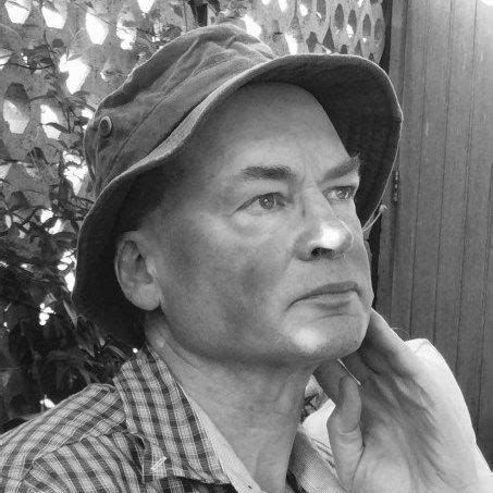 Hans Dijkhuis heeft me benaderd voor hulp bij het publiceren van zijn nieuwe werk. Verschillende uitgeverijen toonden belangstelling voor zijn laatste manuscript Een dagje uit .  Hij koos voor Uitgeverij Ambilicious.