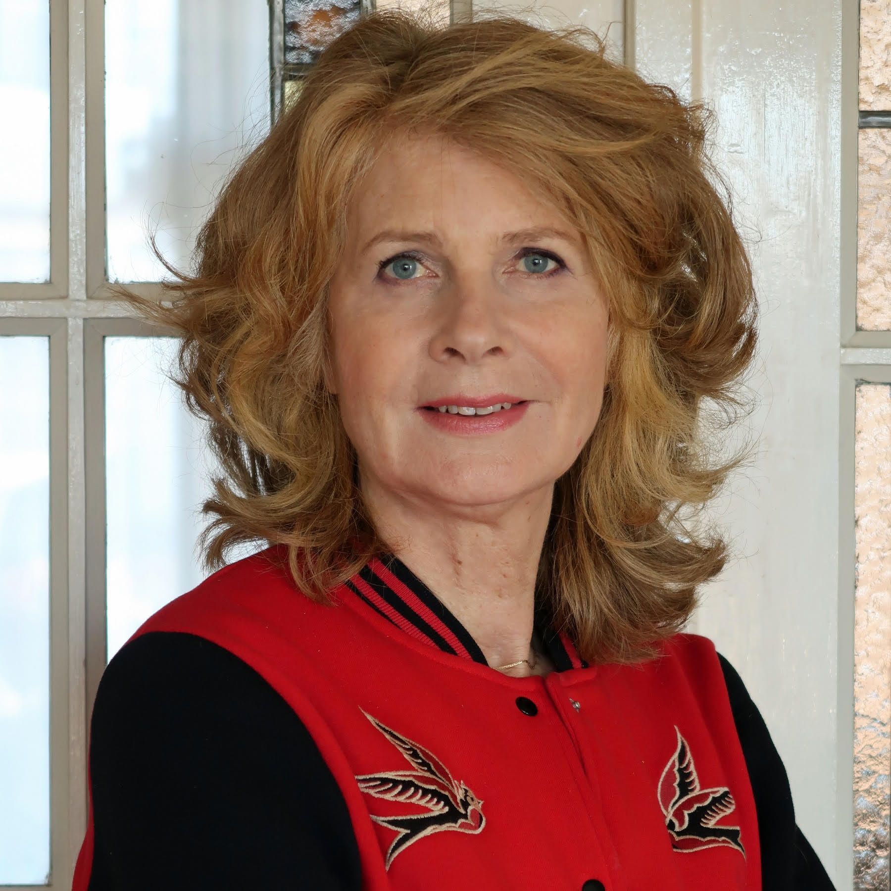 In 2022 bracht Mariët bij De Arbeiderspers een memoir uit over haar jeugdjaren in Veenhuizen: Koloniekind. Via de uitgeverij heeft ze mij benaderd. Een creatieve geest.