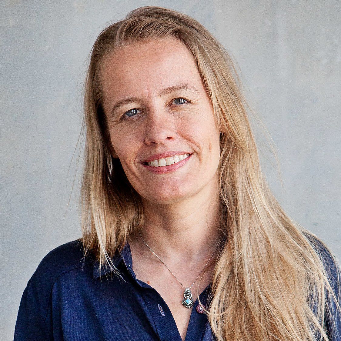 Via literair agentschap Marianne Schönbach en de Amsterdamse schrijvers-tam-tam is Paulien bij mij terechtgekomen. Haar boek Wat volgt op een vergissing, in 2019 uitgegeven bij Nijgh & van Ditmar, verdiende extra publiciteit. We hebben nog regelmatig contact en ik schakel haar incidenteel in als schrijfcoach. 