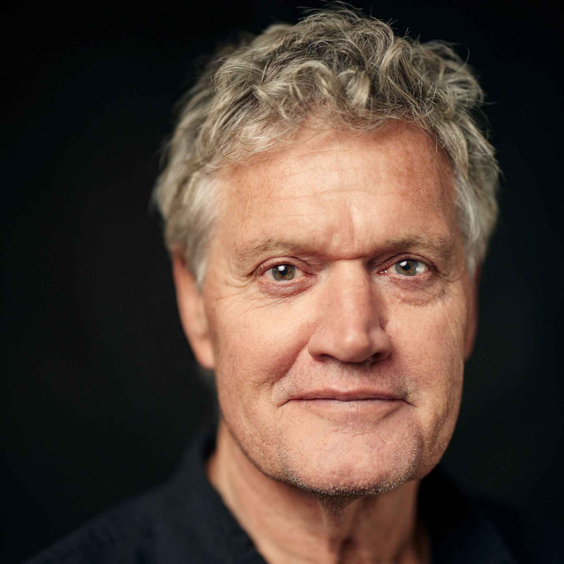 Porgy Franssen en Dorine Holman& zijn aan elkaar gekoppeld door Paul Impens van Ef & Ef Media. We hebben een hartstikke leuke opdracht. Porgy presenteert door heel Nederland in boekhandels en bibliotheken De Waan Van De Nacht : zijn eerste boek, verhalen geschreven en verteld door hemzelf. De voordrachten zijn tegelijkertijd mini-voorstellingen. 