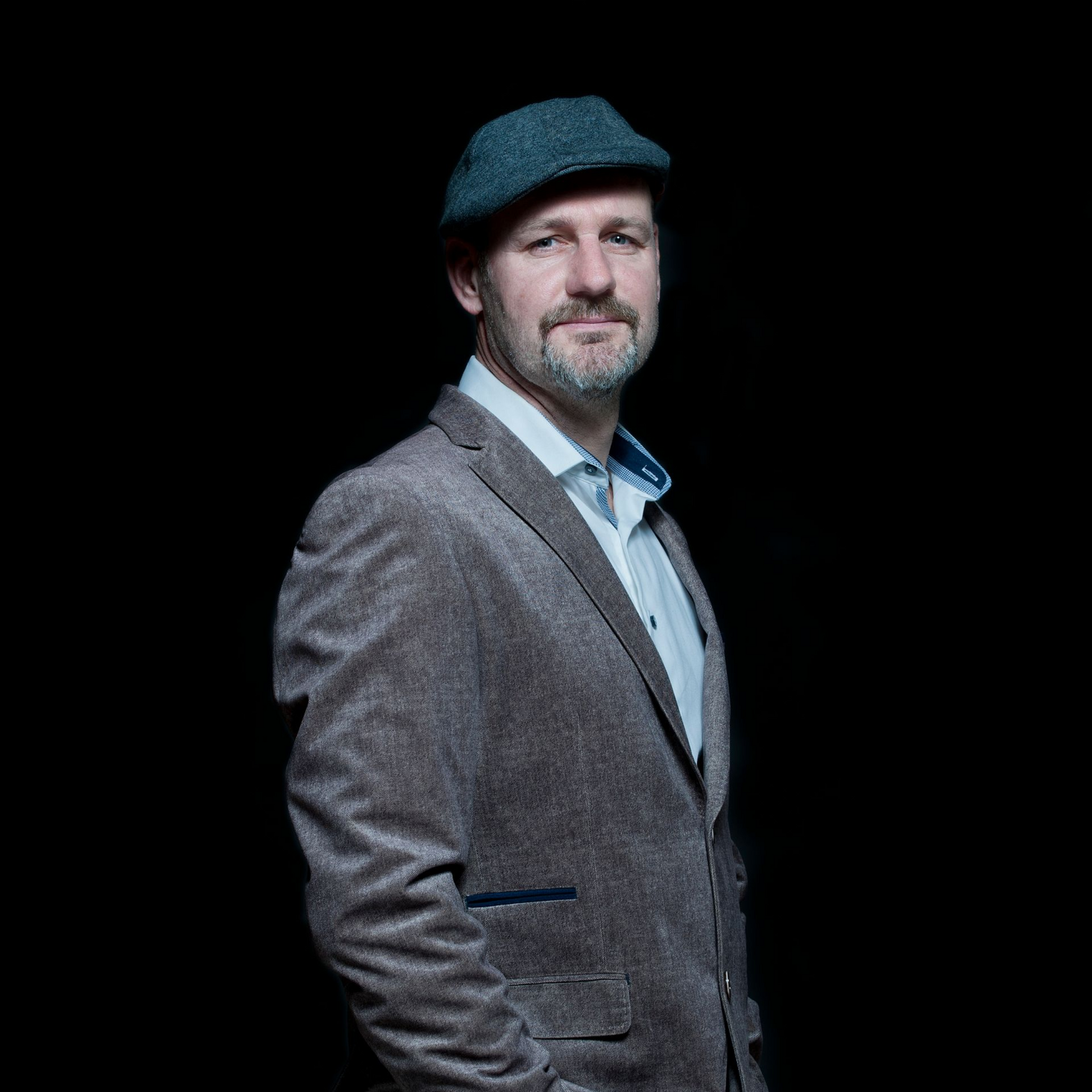 Jan Vantoortelboom komt graag meer in contact met zijn lezers, ook in Nederland, en hij heeft mij benadert om daar wat handen en voeten aan te geven. Ik ben blij dat hij bij mij terecht is gekomen, want hij is een bijzondere auteur. 