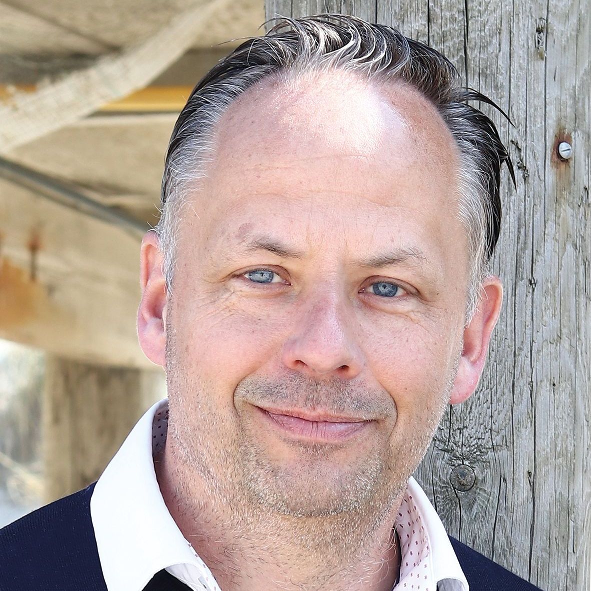 Machiel Hoek kwam bij mij terecht via de uitgeverij van Geert Kimpe. Het meisje dat de wereld veranderde is al wat ouder, maar verdiende in onze ogen een tweede slag qua publiciteit. Inmiddels schrijft Machiel aan zijn tweede boek, daar zullen wij het perscontact voor doen.