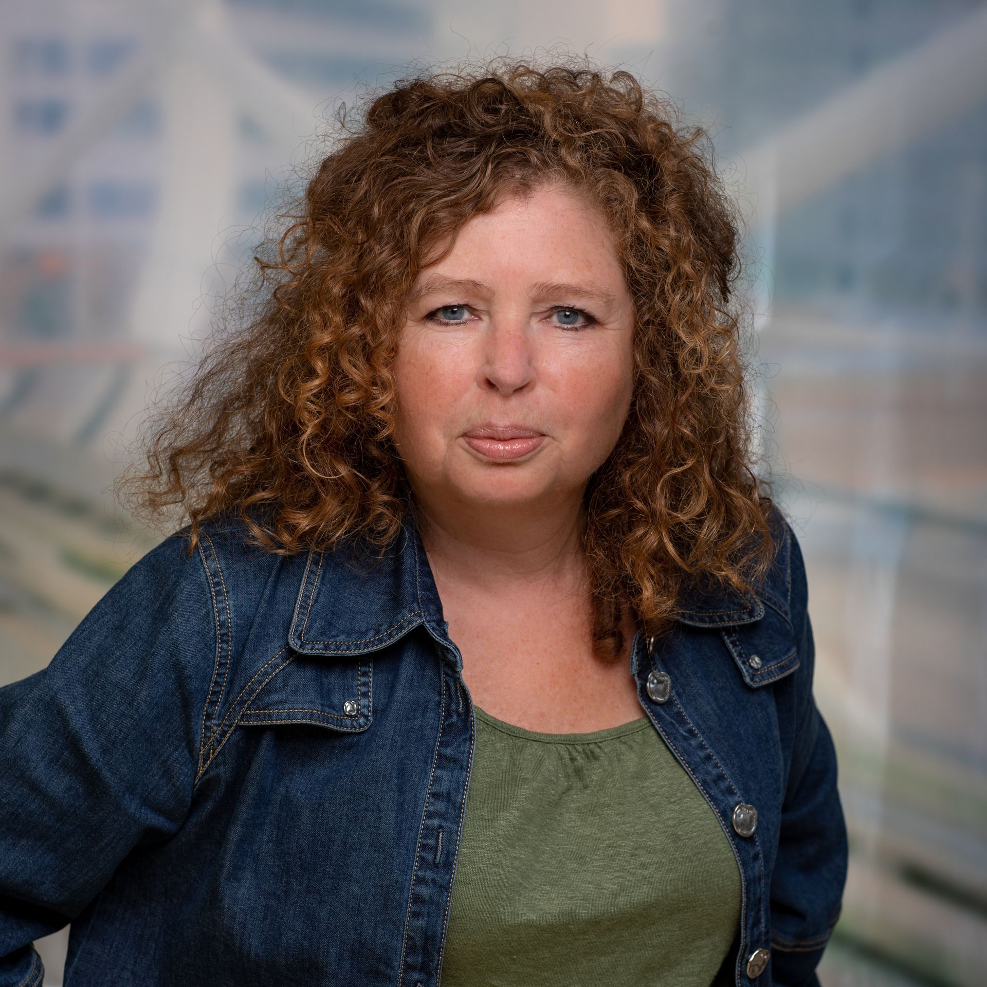 Marceline de Waard en ik kennen elkaar al een tijdje. Ze geeft uit bij Ambilicious en schreef inmiddels vier romans en korte verhalen. Centraal staan vrouwenlevens en het ontdekken van de eigen kracht. Marceline deed eerder bij ons de training Schrijvers op socials en was daar een drijvende kracht in de groep. Daarnaast deed ze het een op een traject met mij om haar merkverhaal te verbeteren, de voorloper van mijn cursus Zichtbaarheid als schrijver- vergroot je bekendheid. Voor haar roman In de Stilte de echo zijn we samen opgetrokken.