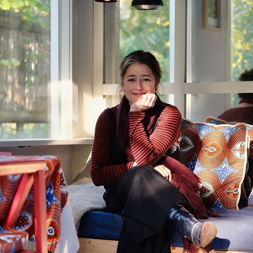 Florence Tonk was -debuterend en hoogzwanger- te gast bij ons literair festival ‘Schrijvers Binnen’. Dat was in 2010. Sinds die tijd hebben contact gehouden. Vriendschappelijk wanneer we elkaar spreken over het boekenvak en leven als zzp-er. En sinds 2017 ook zakelijk, omdat ik lezingen en optredens voor Florence mag verzorgen. 