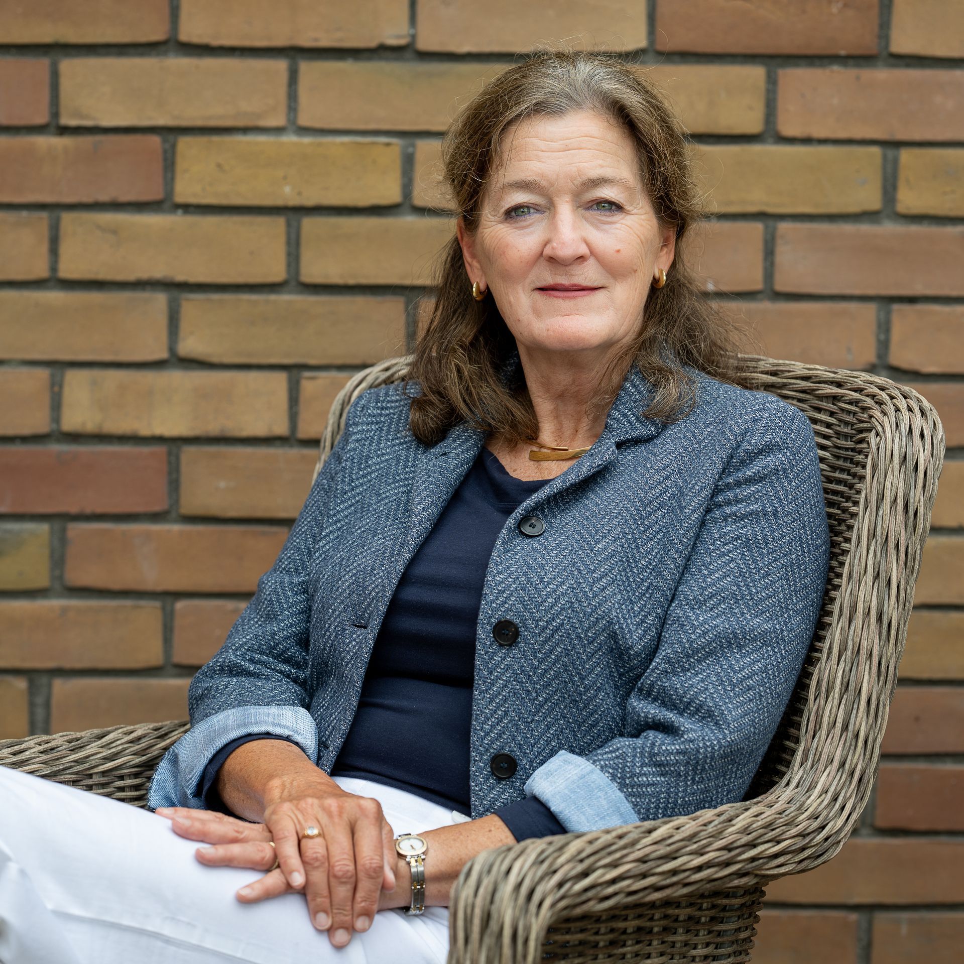 Marieke en ik kennen elkaar van lang geleden. Via een gezamenlijke kennis kwam haar werk bij mij terecht en op mijn aanraden heeft ze een schrijfcoach in de arm genomen. Met als resultaat een ambitieus, goed geschreven manuscript, een spannend verhaal,waarin actuele geopolitieke thema’s de toon zetten. Marieke volgde ons merkbouwtraject en we koppelden haar aan Uitgeverij Ambilicious.