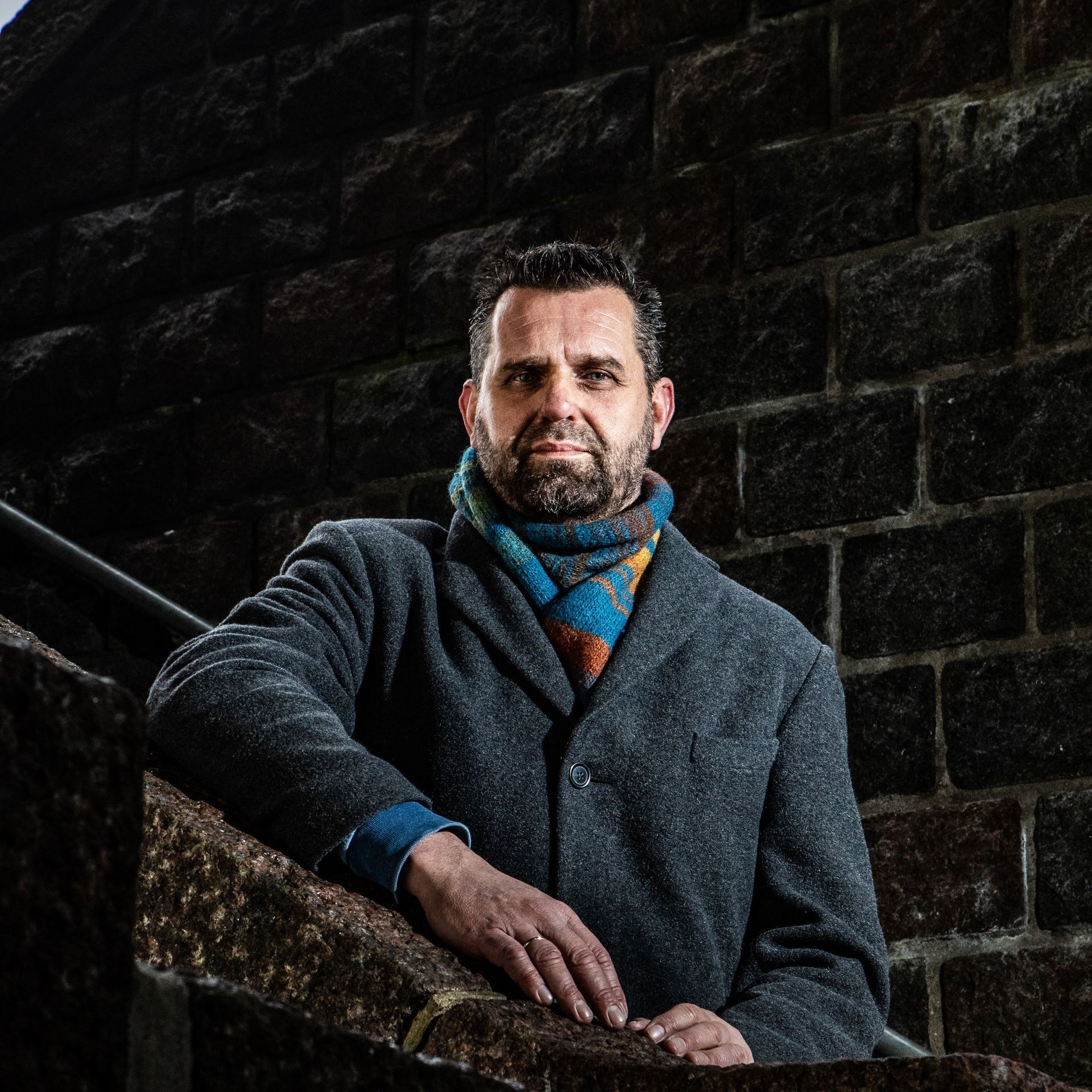 Het nieuwste manuscript Wolfram van Jozef Hoek is spannend, slim en duidelijk met veel plezier geschreven. Jozef heeft een groot talent voor het verkeerde been. Voor de afwerking van het manuscript heb ik hem in contact gebracht met redacteur Rebecca van Vuure, en inmiddels ben ik volop bezig met het benaderen van uitgeverijen.