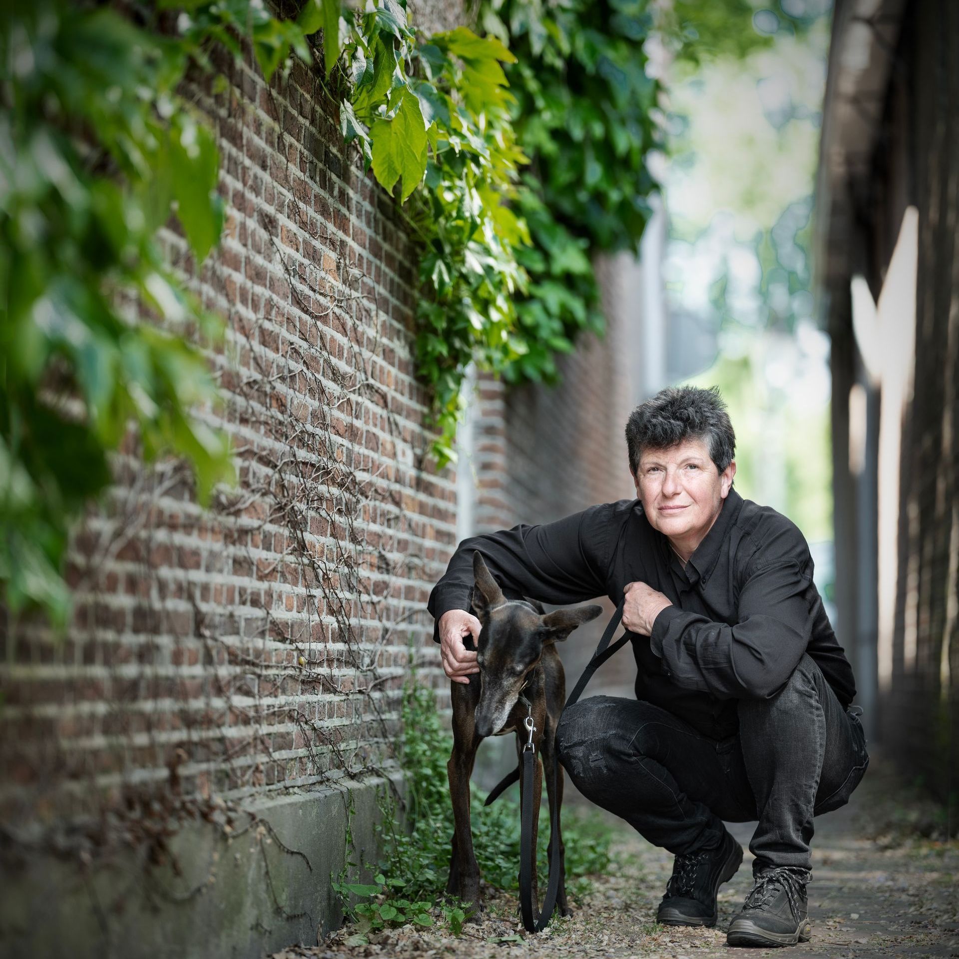 Manja Ressler is door Marcel Möring naar mij doorverwezen. Haar debuut Aliki valt door de stijl en introspectie onder literaire non-fictie. Uitgeverij Cargo was onder de indruk. Vlak voor dierendag 2023 is het eerste exemplaar officieel overhandigd aan Oek de Jong.