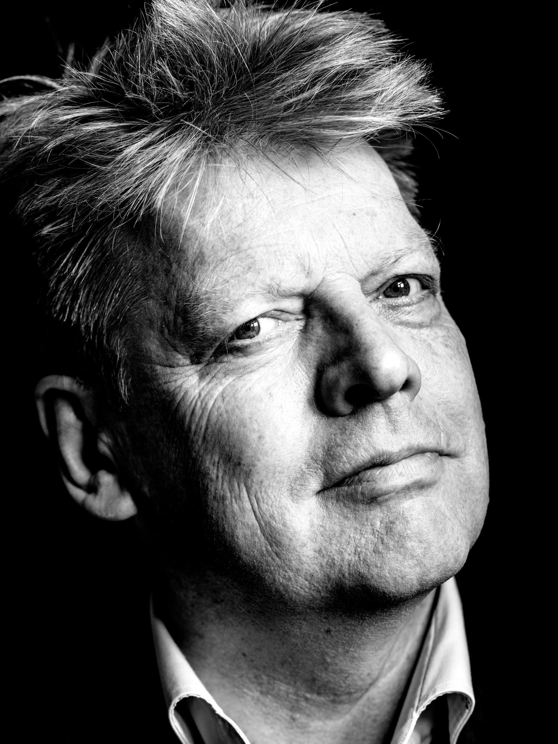 Marc Reugebrink, expat in Gent, werd door Uitgeverij Querido aan mij voorgesteld. Zijn romans zijn van grote schoonheid. Bij zijn optredens maakt hij gebruik van muziek en eigen beeldmateriaal, en Marc heeft ook nog eens een van de mooiste stemmen van Nederland. In 2023 verschijnt Om honing gaat het niet, zijn eerste poëziebundel in 30 jaar. 