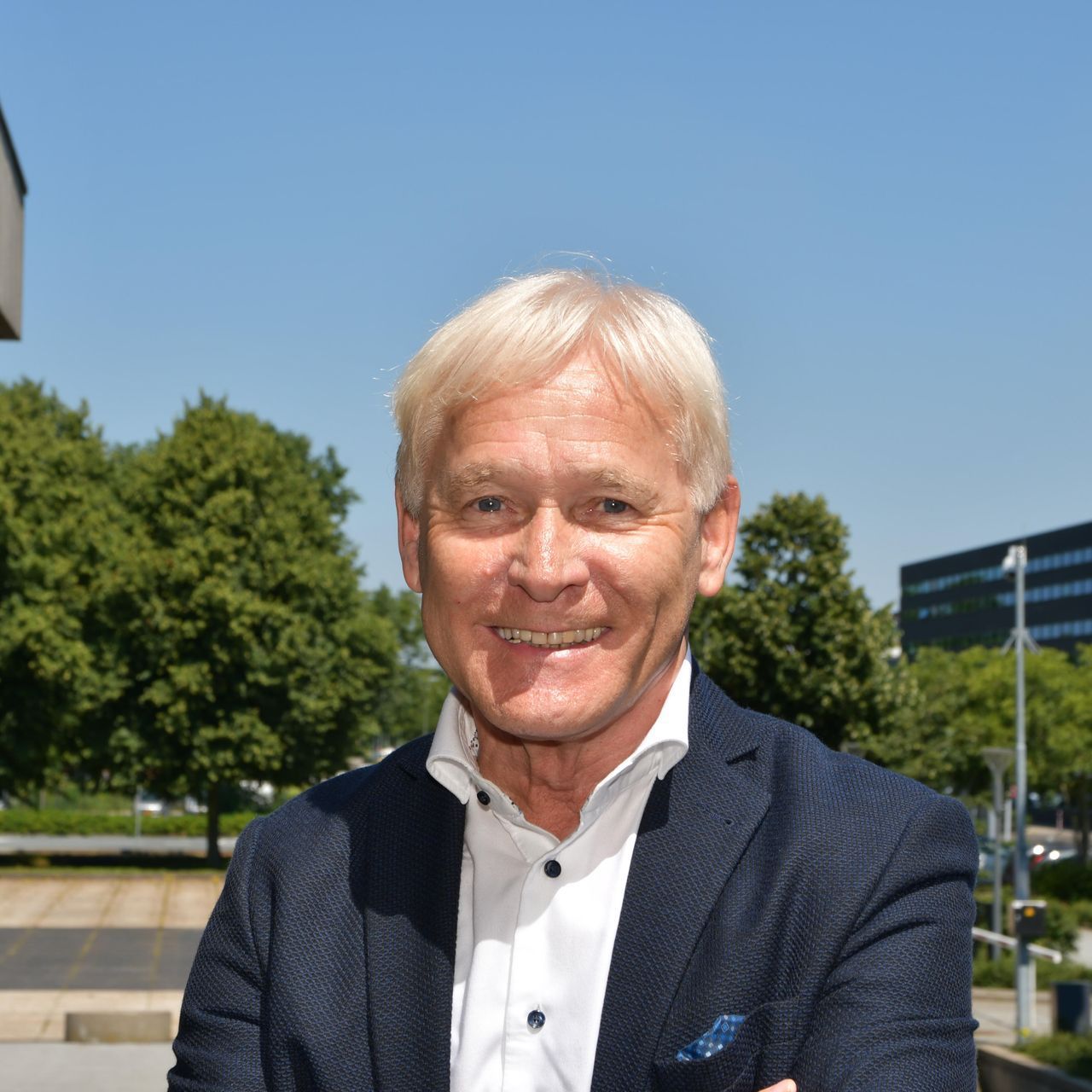 Tinie heeft mij zijn manuscript voor De Staatsinjectie gestuurd. Het verhaal vond ik direct heel goed. Paulien Bakker heeft hem gecoacht bij de afronding. De roman hebben we onder kunnen brengen bij Uitgeverij  Blauwburgwal.