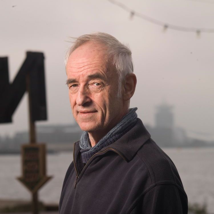 Warner van Wely zocht in mij een literair agent. Ik kende zijn naam van Dogtroep. Als auteur is hij gespecialiseerd in microfictie, een genre dat groot is in Amerika en verwant aan het Zeer Korte Verhaal. Zijn eerste bundel Eén verscheen bij Van Oorschot, een tweede boek In diggelen verscheen op 19 juni 2025 bij Ambilicious. 