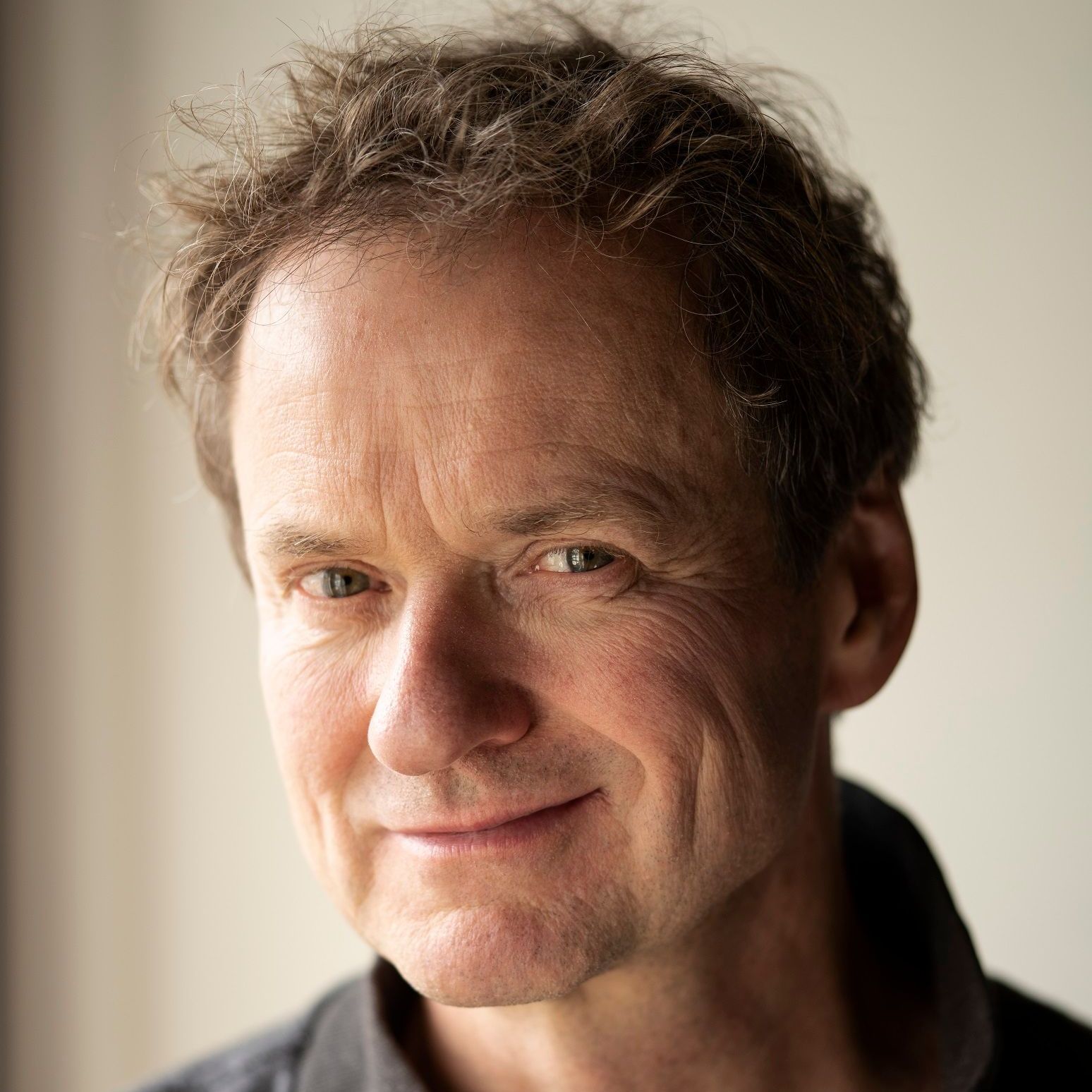 Mijn samenwerking met Frank begon in 2016, met Een woord een woord, ik organiseerde een lezingentour. Sindsdien zijn we veel meer samen gaan doen: special sales, communicatiestrategieën en het opzetten van bijzondere samenwerkingen en projecten.