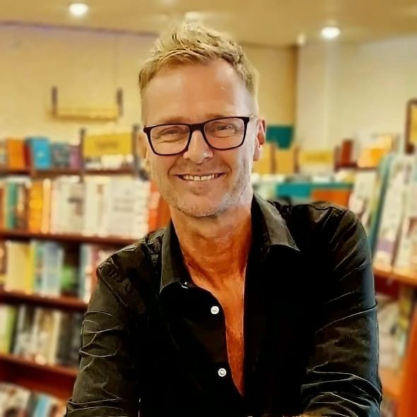 Wilco Harbers heeft mij benaderd om met hem mee te denken over zijn ontwikkeling als dichter en schrijver. We zijn een merkbouwtraject begonnen, waarin hij ontdekte dat hij heel graag performances doet. Wilco is inmiddels zeer actief op socials, vraagt subsidies aan, werkt aan nieuw werk en aan materiaal voor op het podium. 