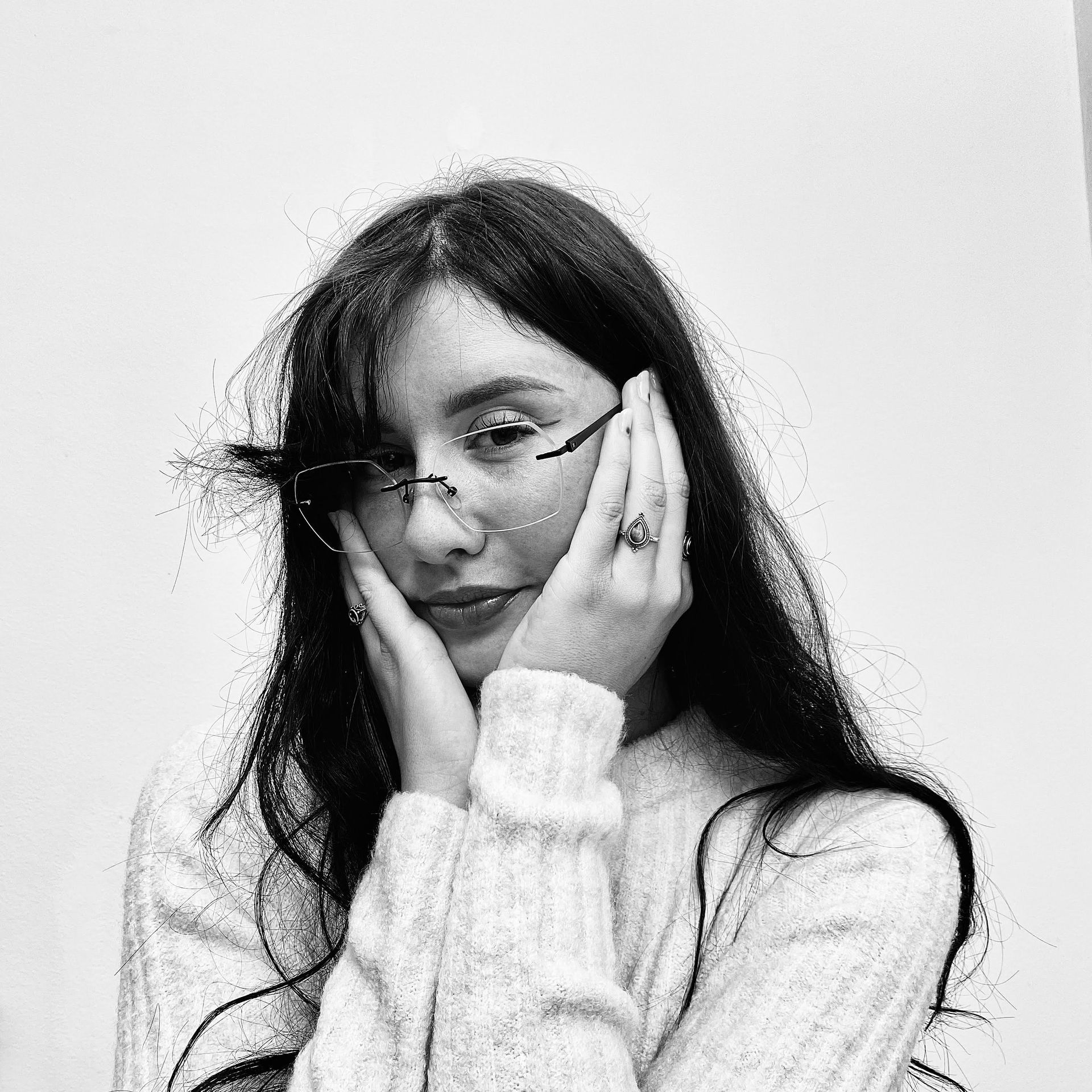 Wynonna werkt nu aan een kookboek geïnspireerd door haar opa uit Indië. Maar ik leerde haar kennen als schrijver van poëzie. Zij vond me via internet. We werken aan haar positionering als auteur. Wynonna is misschien geen prater, ze communiceert als een tierelier en is waanzinnig actief op Instagram.