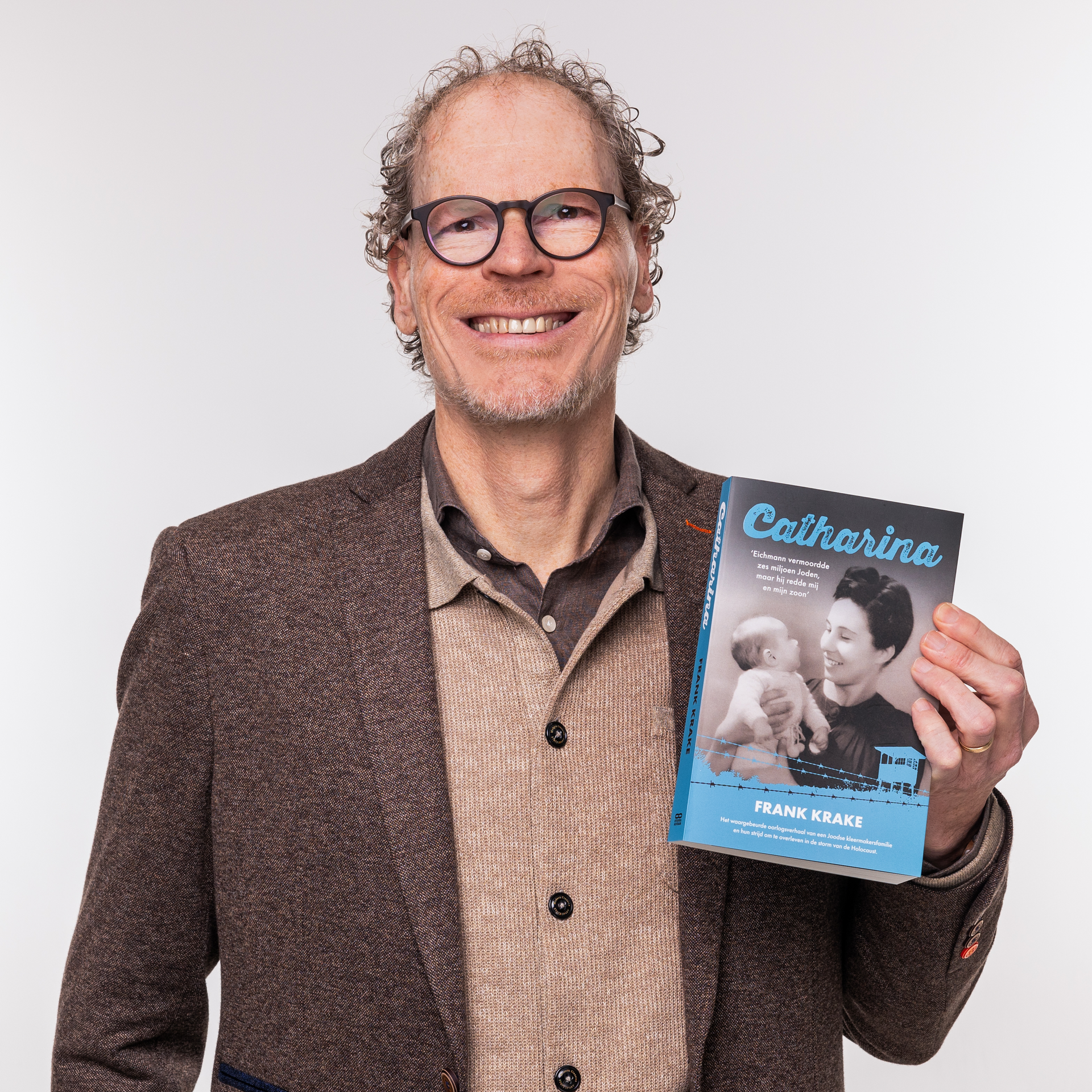 Mijn samenwerking met Frank Krake begon bij zijn boek De laatste getuige in 2018, met het organiseren van lezingen. Frank is de succesvolste selfpublisher van Nederland.  Zijn boeken vallen buiten standaard genres als biografie of geschiedschrijving. De bestsellerauteur heeft een geheel eigen stijl en is een graag geziene gast in boekhandels. 