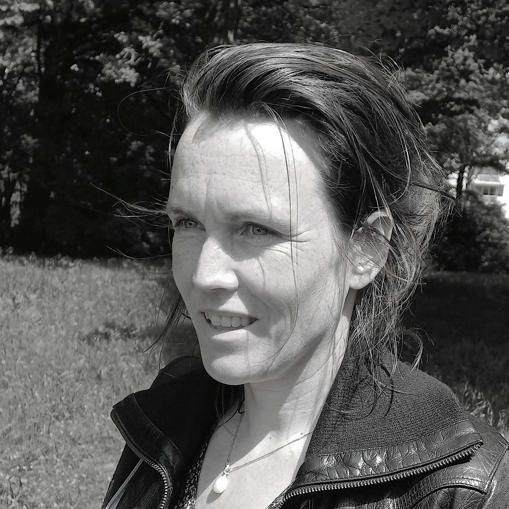 Keete Kruijtzer komt uit Den Haag, en is bij mij terechtgekomen via een gedeelde kennis: de Haagse vormgever Stephan Csikós. Haar manuscript, dat ze schreef voor haar afstuderen aan de Schrijversvakschool vond ik al heel veelbelovend. Inmiddels schreef zij haar tweede manuscript dat nóg beter is. Toegankelijk en literair. We vonden een uitgever in Ambilicious.