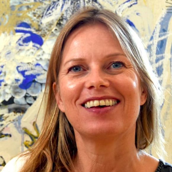 Bianca Berends zocht naar manieren om meer aandacht te krijgen voor haar prachtige eigen uitgave: In het atelier. We hebben via Ef&Ef media een herdruk aangeboden aan boekhandels. Ik heb haar in contact gebracht met de Vrije Academie op de Herengracht. Daar heeft ze Masterclasses gegeven en in samenwerking met haar galeriehouder een tentoonstelling georganiseerd. 