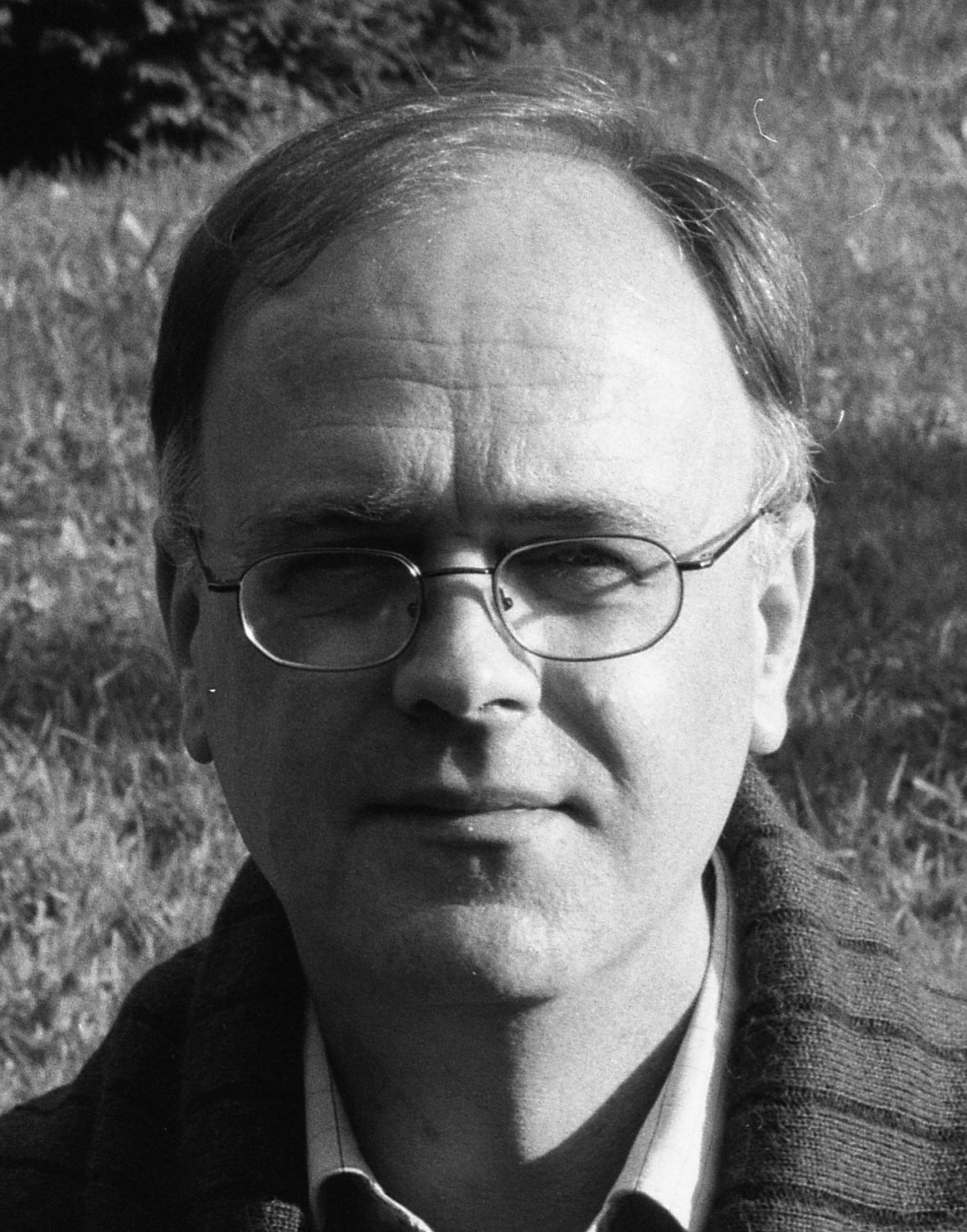 Caspar Visser 't Hooft is bij mij terechtgekomen via Paul Dijkman, die toen al met mij en Uitgeverij IJzer samenwerkte. Hij schrijft  als een tierelier. Over zijn land, Frankrijk, en over zijn verwanten: van oudsher mensen van stand en deel van de bestuurlijke elite. Jaap Scholten is een verwant schrijver.