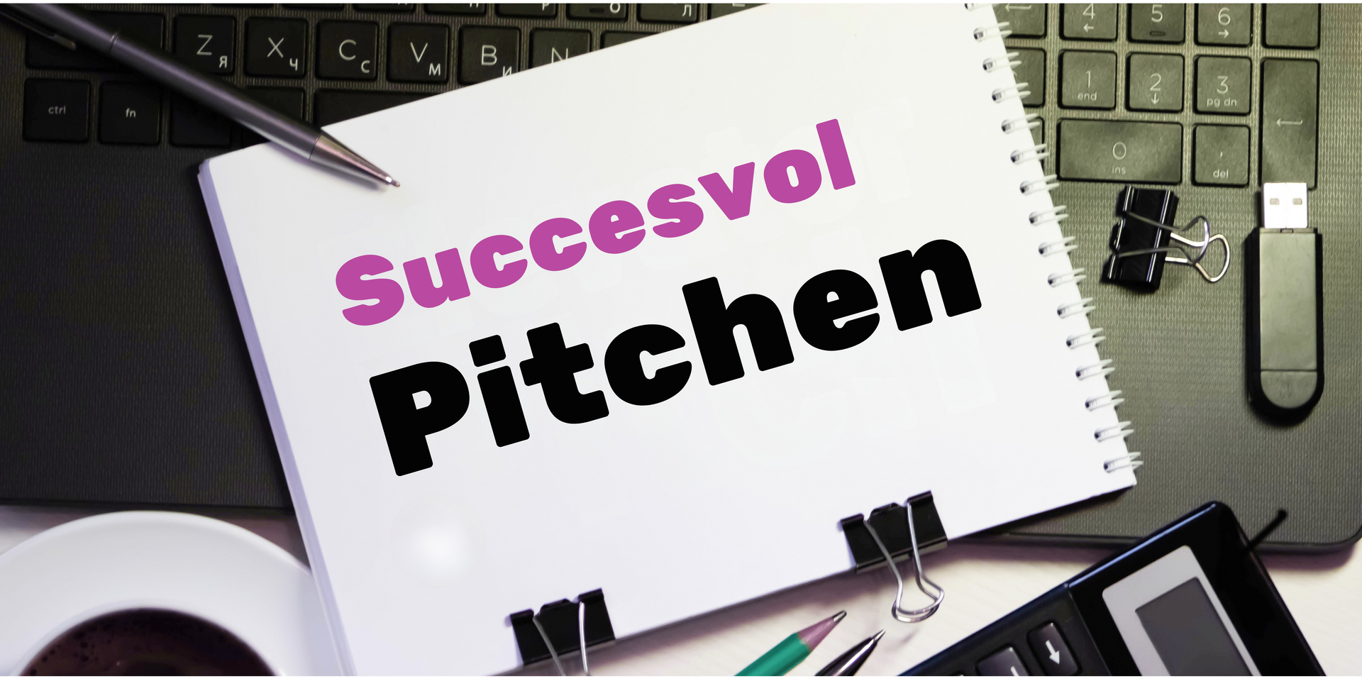 Op het bureau ligt een wit notitieboekje met de tekst 