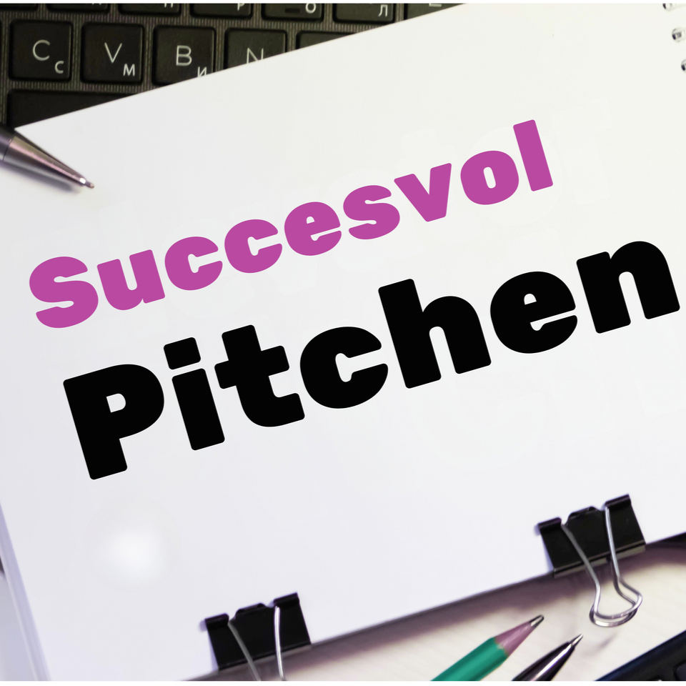 Succesvol Pitchen op wit papier, met pennen en paperclips op een bureau.