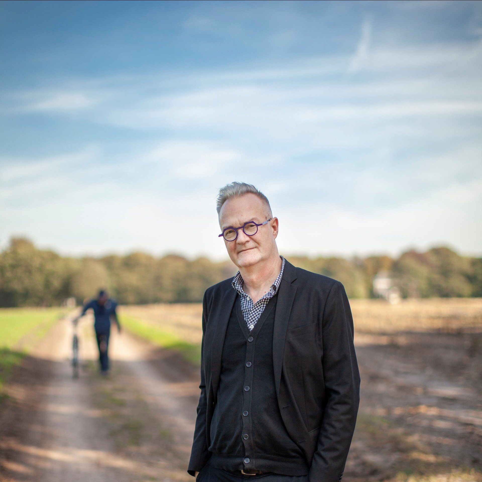 Marcel is één van de beste stylisten van de hedendaagse Nederlandstalige literatuur. We ontmoetten elkaar begin deze eeuw en hebben een aantal keer samengewerkt. Ik ondersteun hem waar nodig bij het verkrijgen van lezingen. Marcel werkt op dit moment aan een nieuw boek.