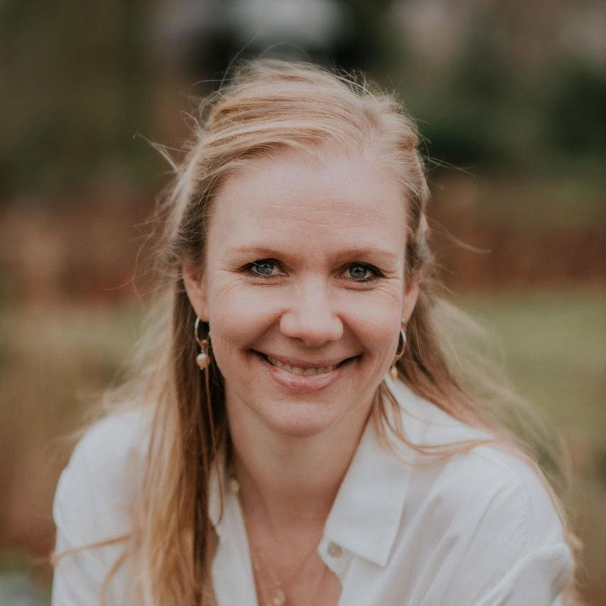 Ernestine Numan schreef een goed geschreven en ontvangen, spiritueel ingestoken boek: De nieuwe moeder. Onder mijn begeleiding heeft ze het, nadat andere wegen afgesloten bleken, succesvol zélf uitgegeven. Wij hebben Ernestine geholpen bij de boekpresentatie en de publiciteit. 