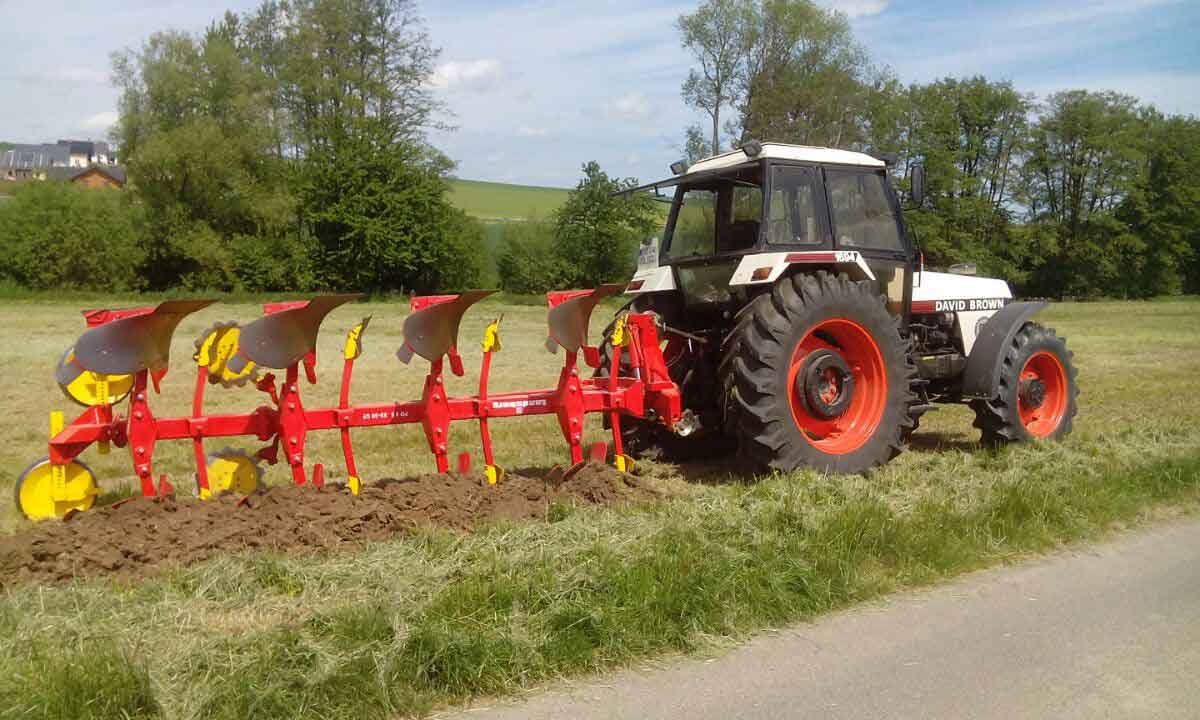 Traktor mit Pflug