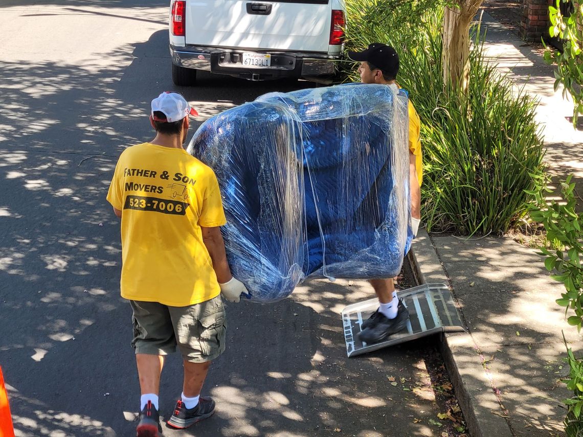 A man wearing a yellow shirt that says ' steve ' on it