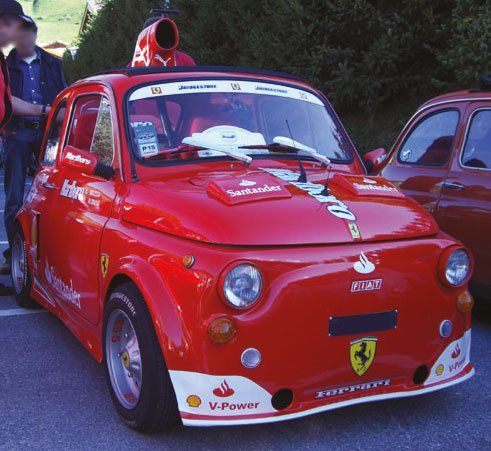 Pinkfarbiger verkürzter Fiat 500