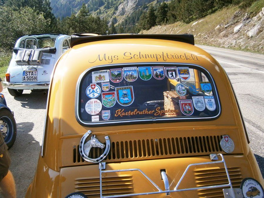 Pinkfarbiger verkürzter Fiat 500