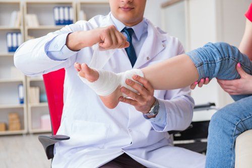 medico controlla fasciatura di un ragazzo