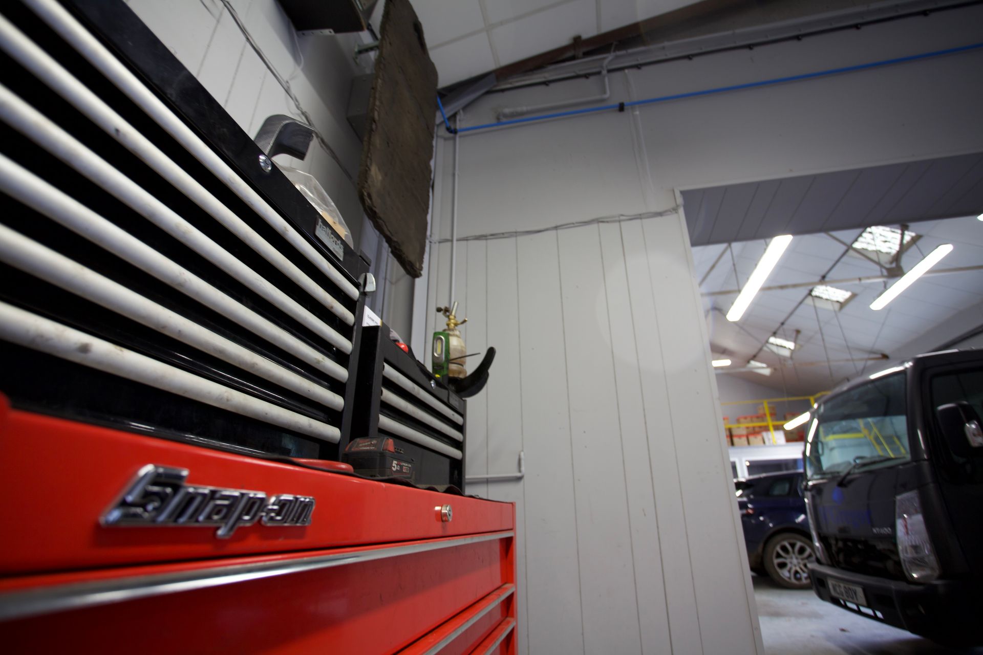 A snap on toolbox is sitting in a garage