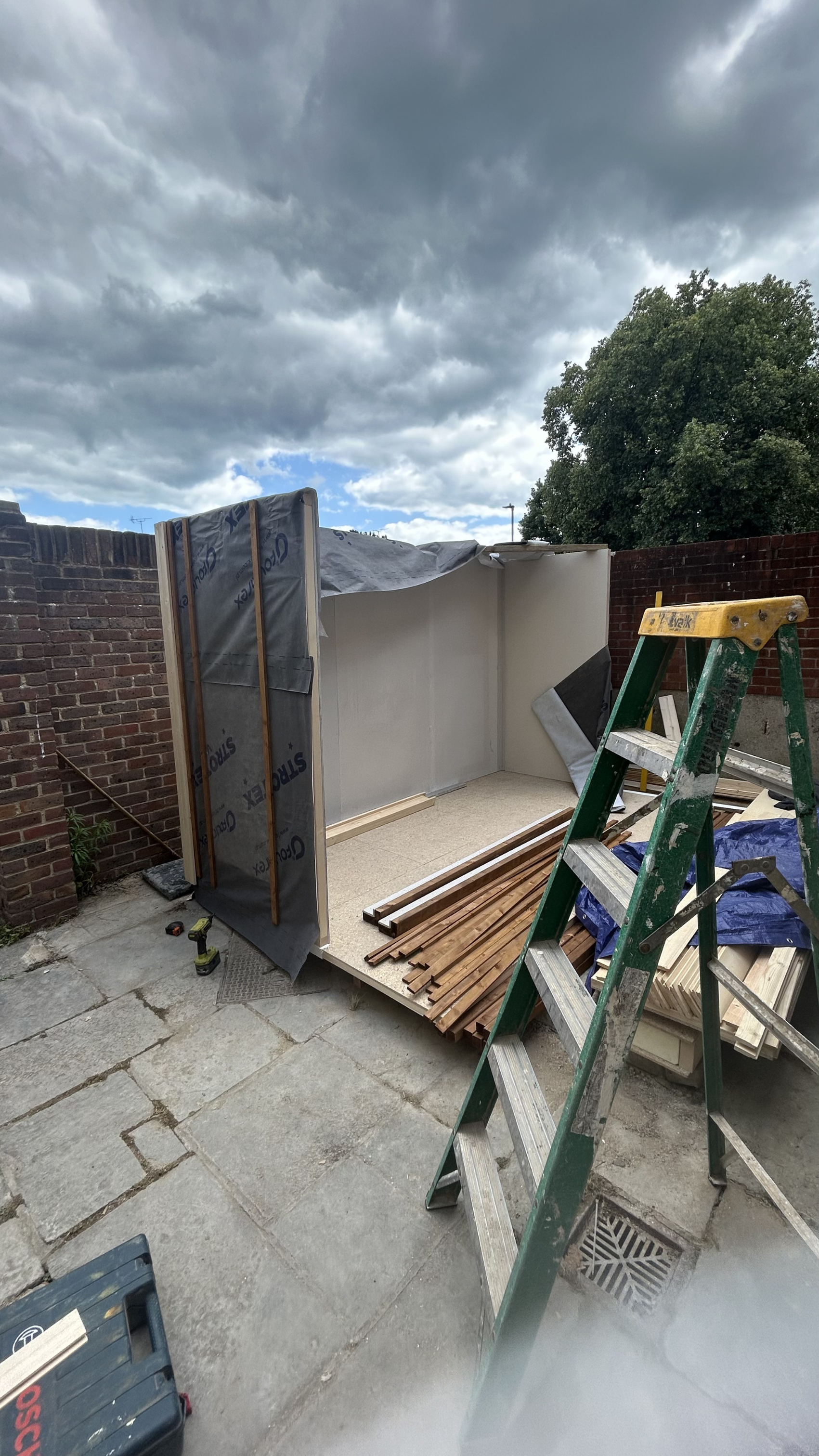 Dentist surgery build three walls