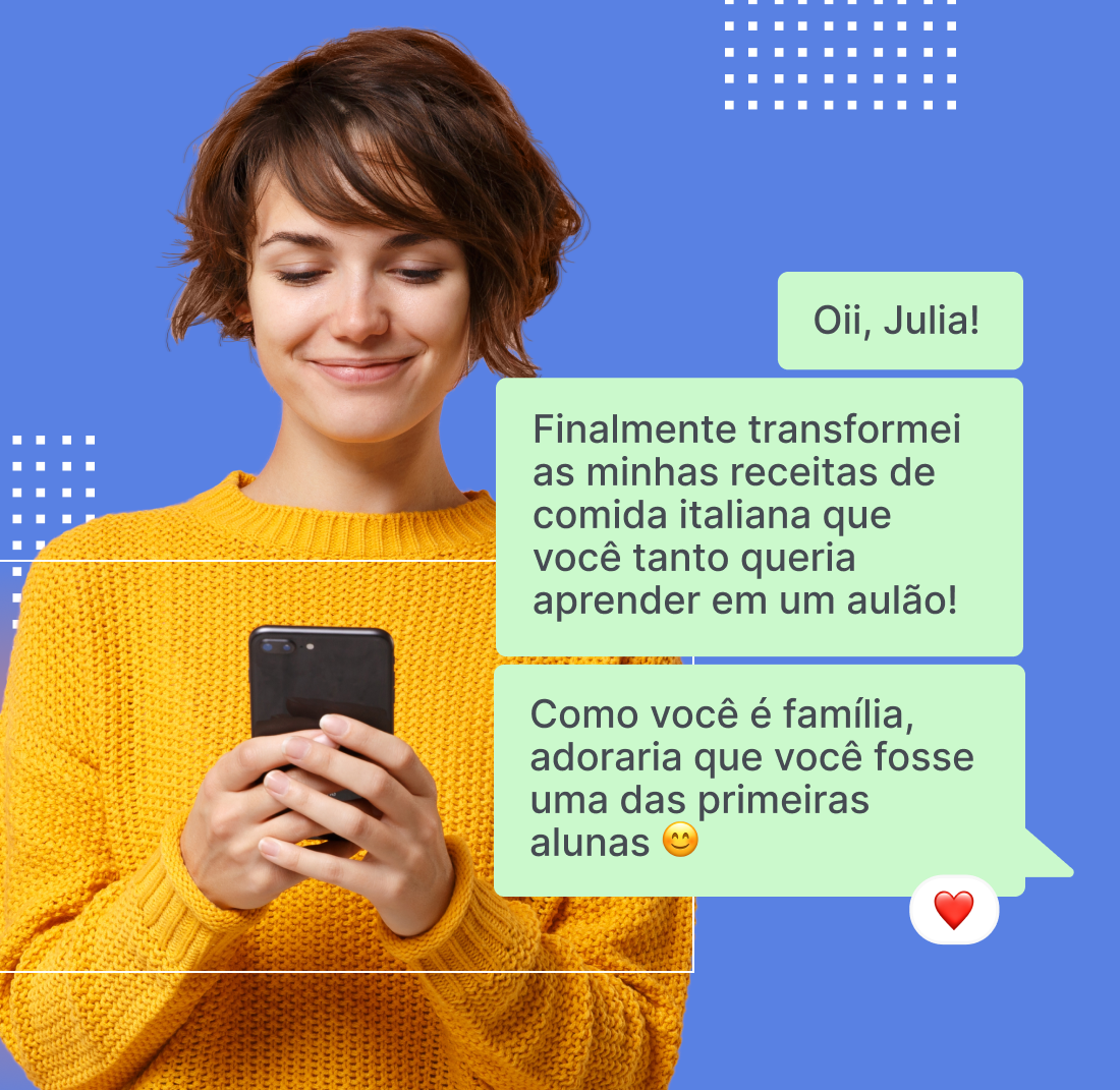 Uma mulher com um suéter amarelo está segurando um celular