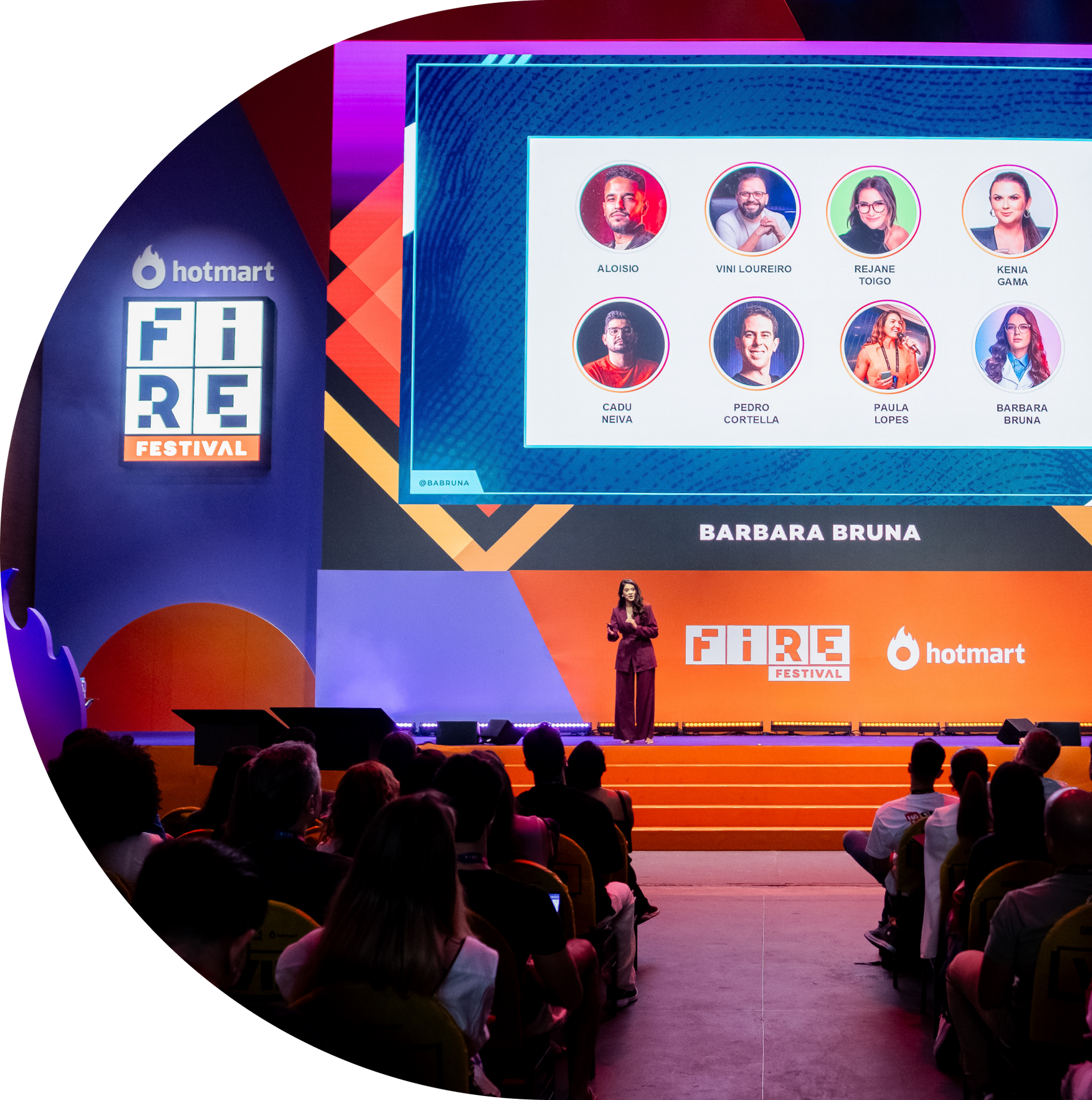 Uma mulher está fazendo uma apresentação no festival do fogo