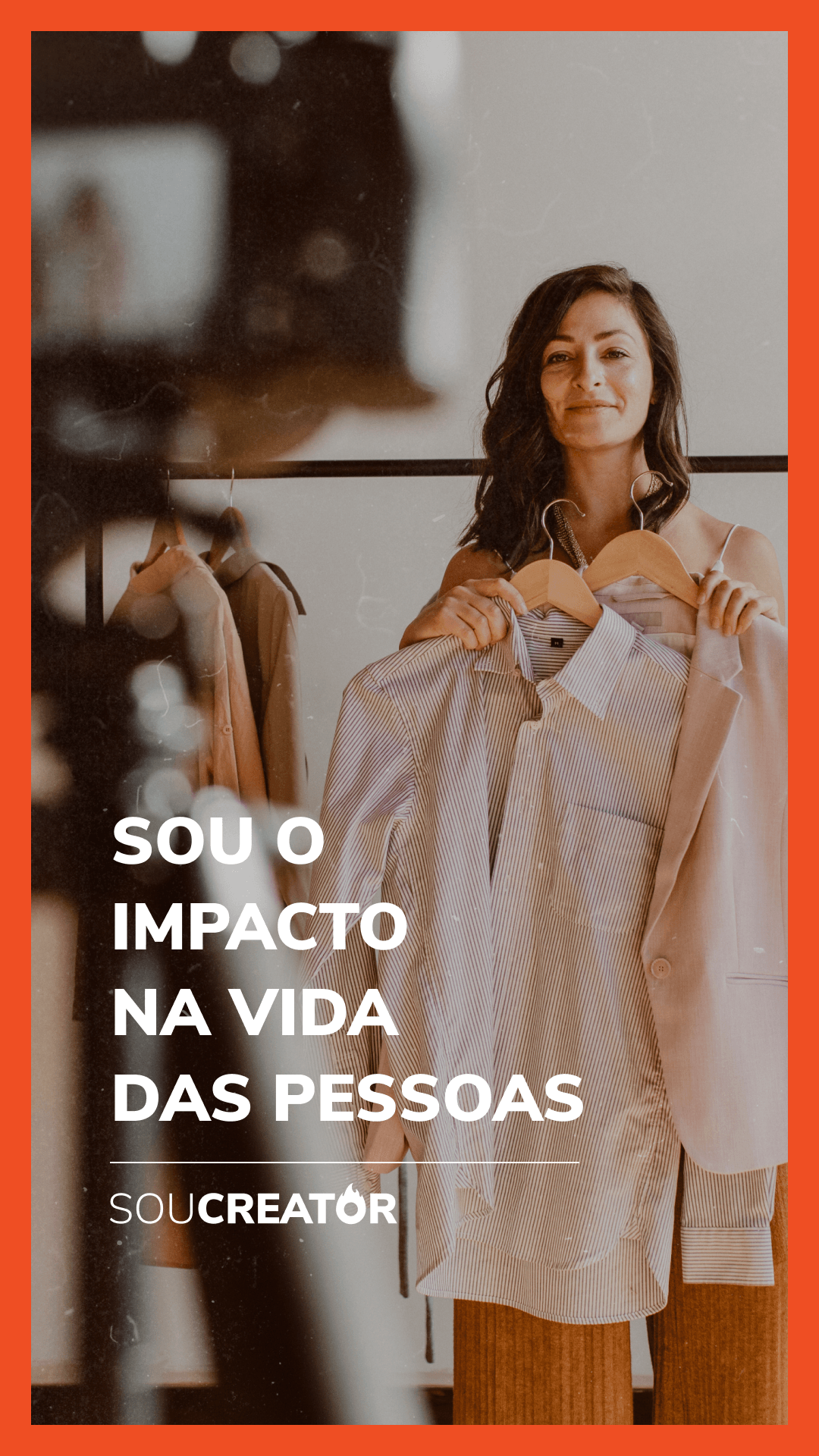 Uma mulher está segurando uma camisa na frente de uma câmera.