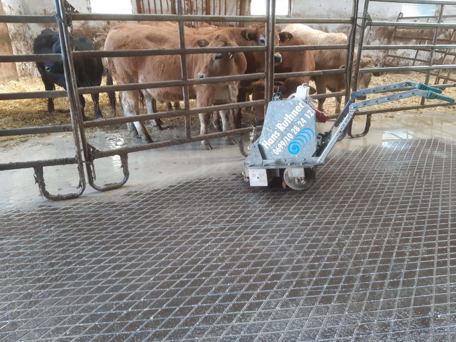 Betonfläche saniert, aufgeraut Betonfläche saniert, aufgeraut