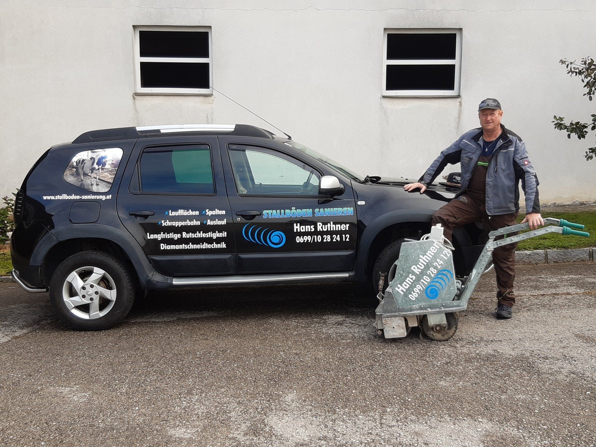 Dienstauto mit Johann Ruthner und Diamantschneidegerät Johann Ruthner mit Diamantschneidegerät