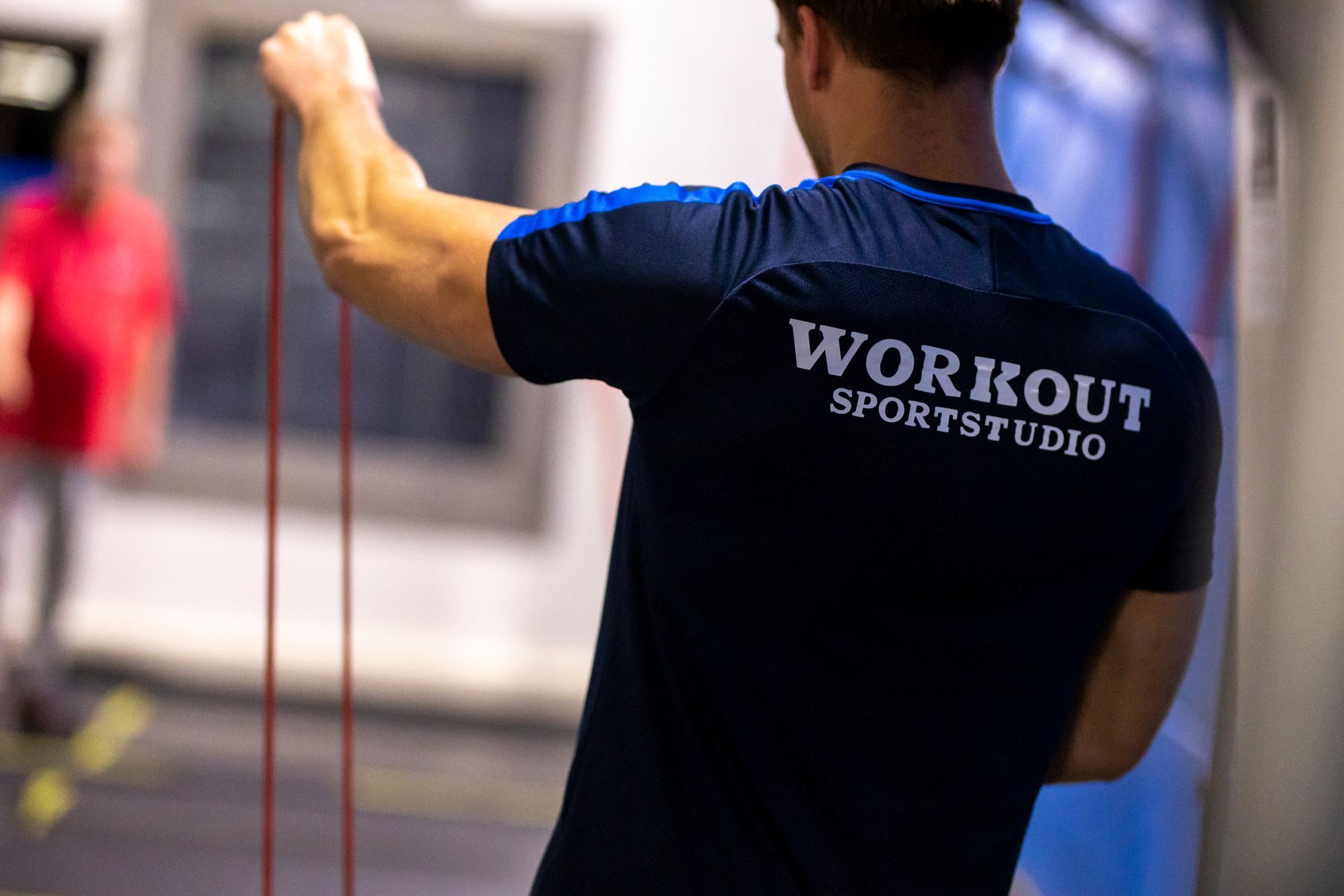 Mensen trainen met gewichten in een fitnessstudio.