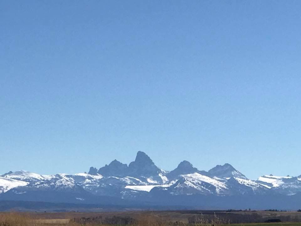 A church with a cross on the front of it