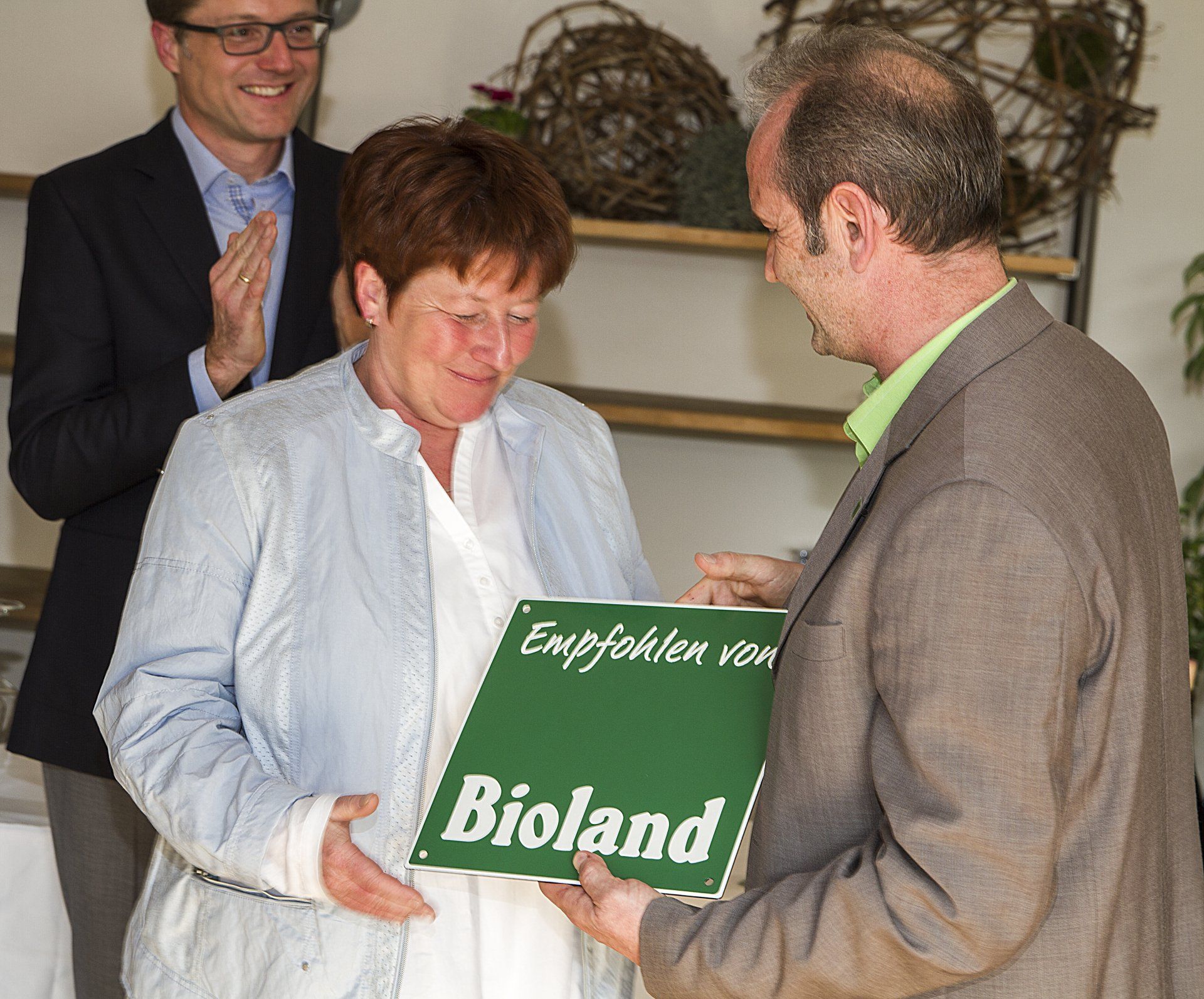 heidrun maier von haus am weinberg bekommt bioland empfehlungszertifikat überreicht