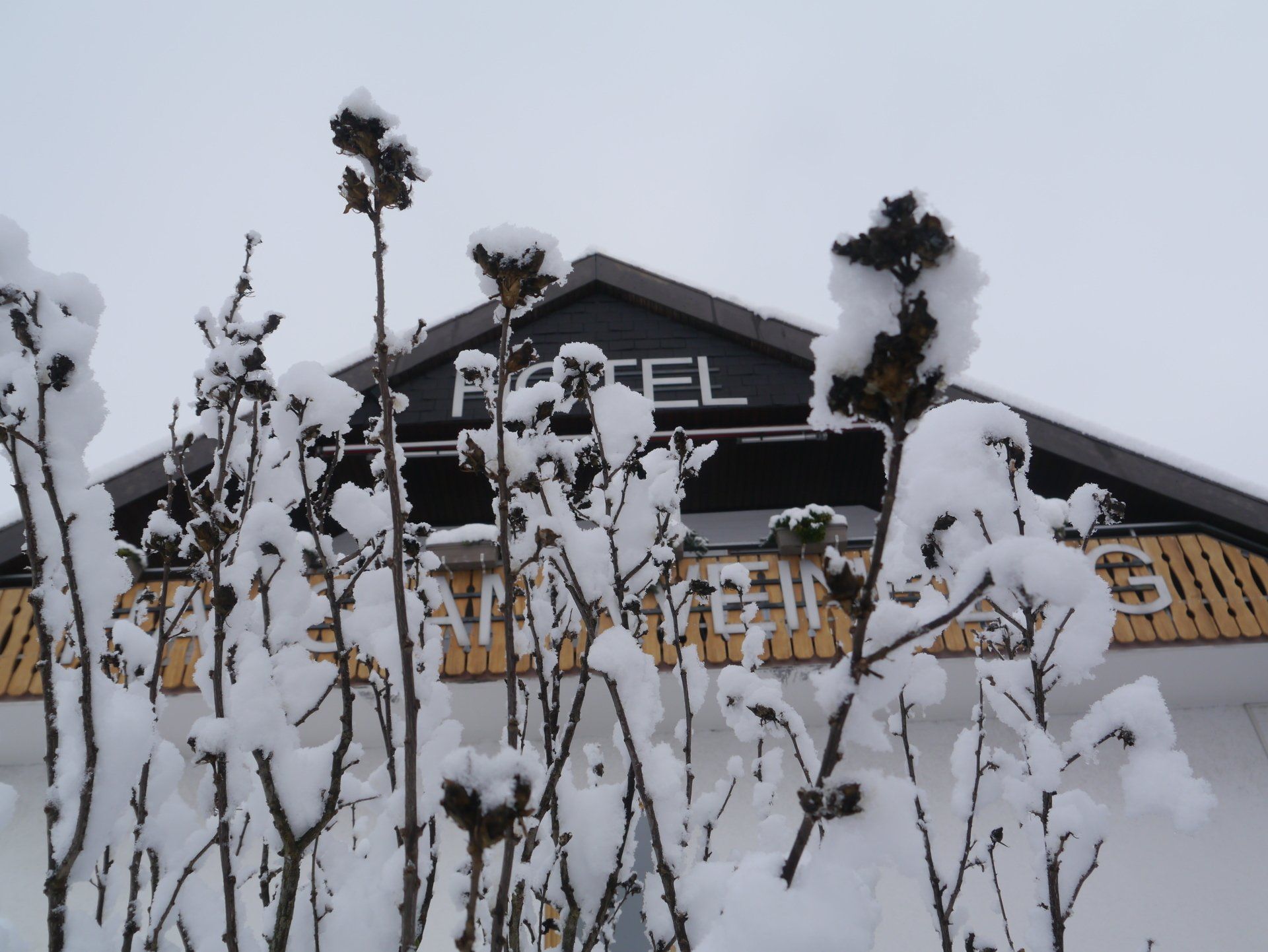 Das Wort Hotel steht auf dem Dach eines Gebäudes