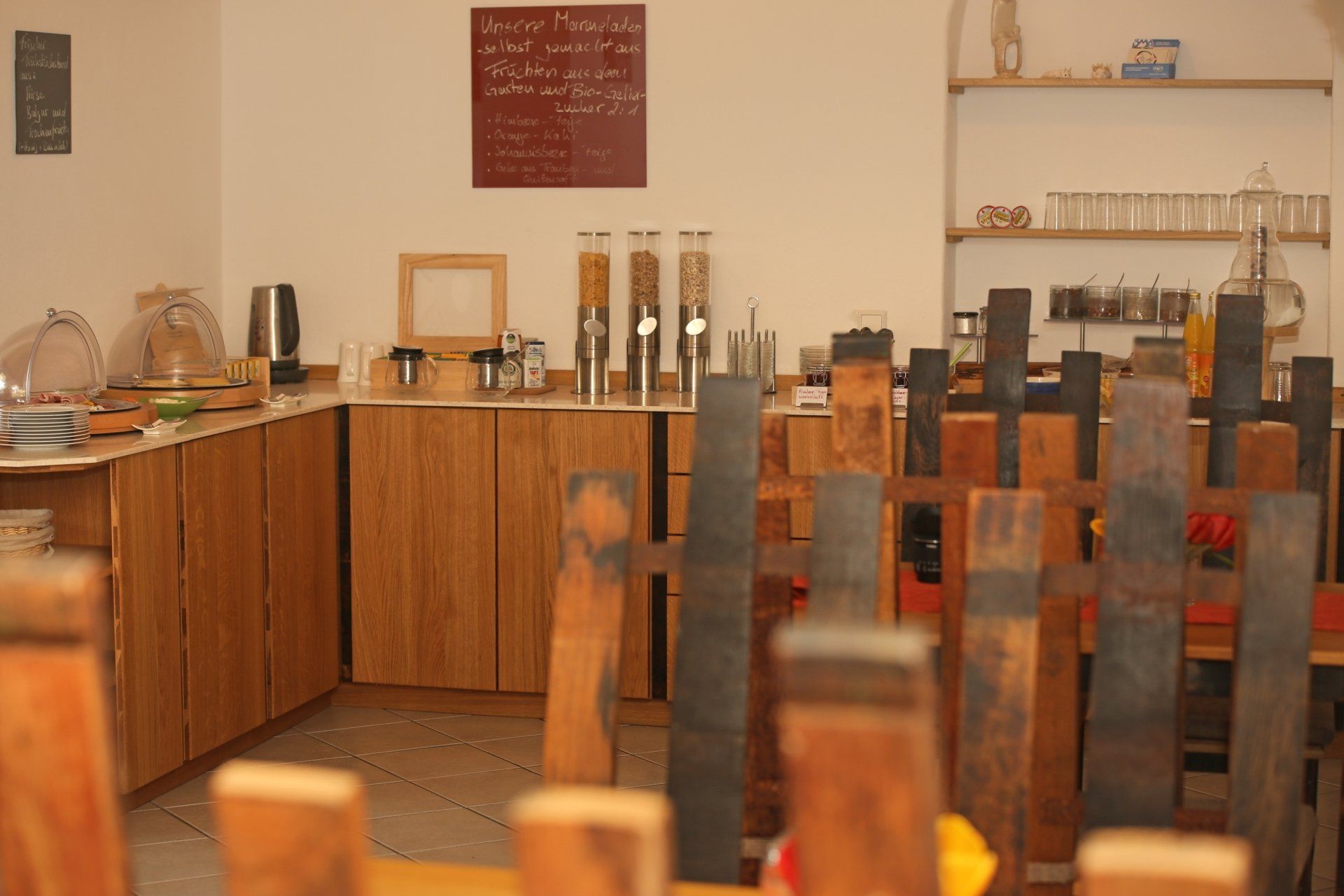 Eine Küche mit Holzschränken und einem Holzzaun.