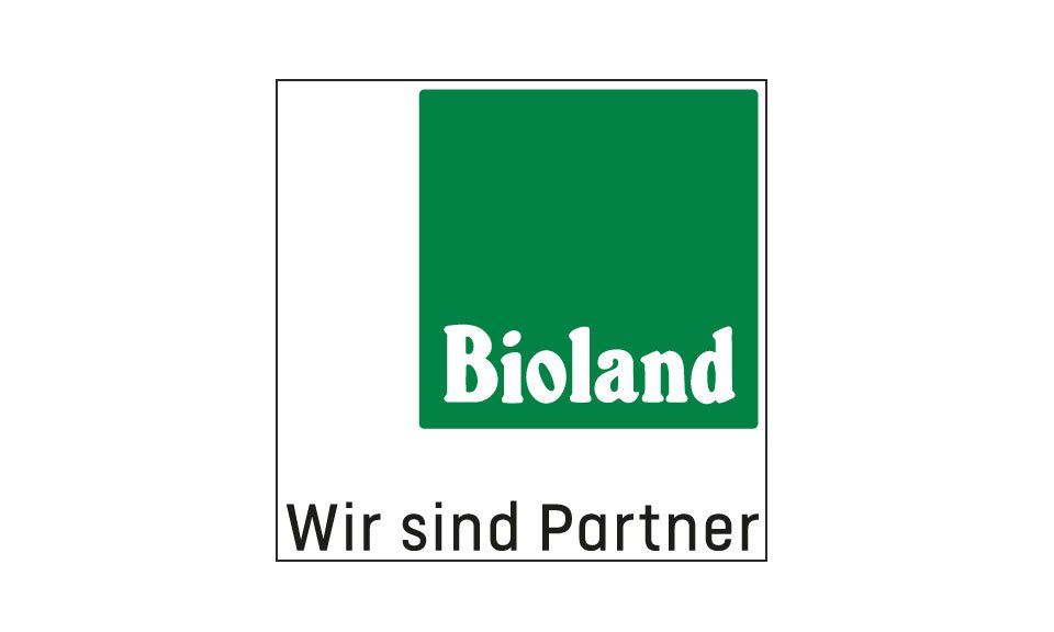Das Logo von Bioland ist grün und weiß und trägt den Schriftzug „Wir sind Partner“.