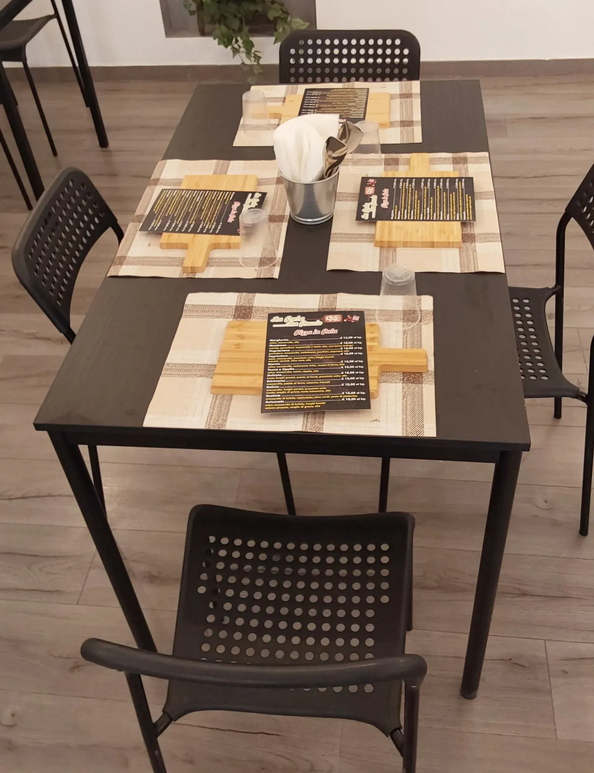 tavoli apparecchiati e sedie per consumazione sul posto