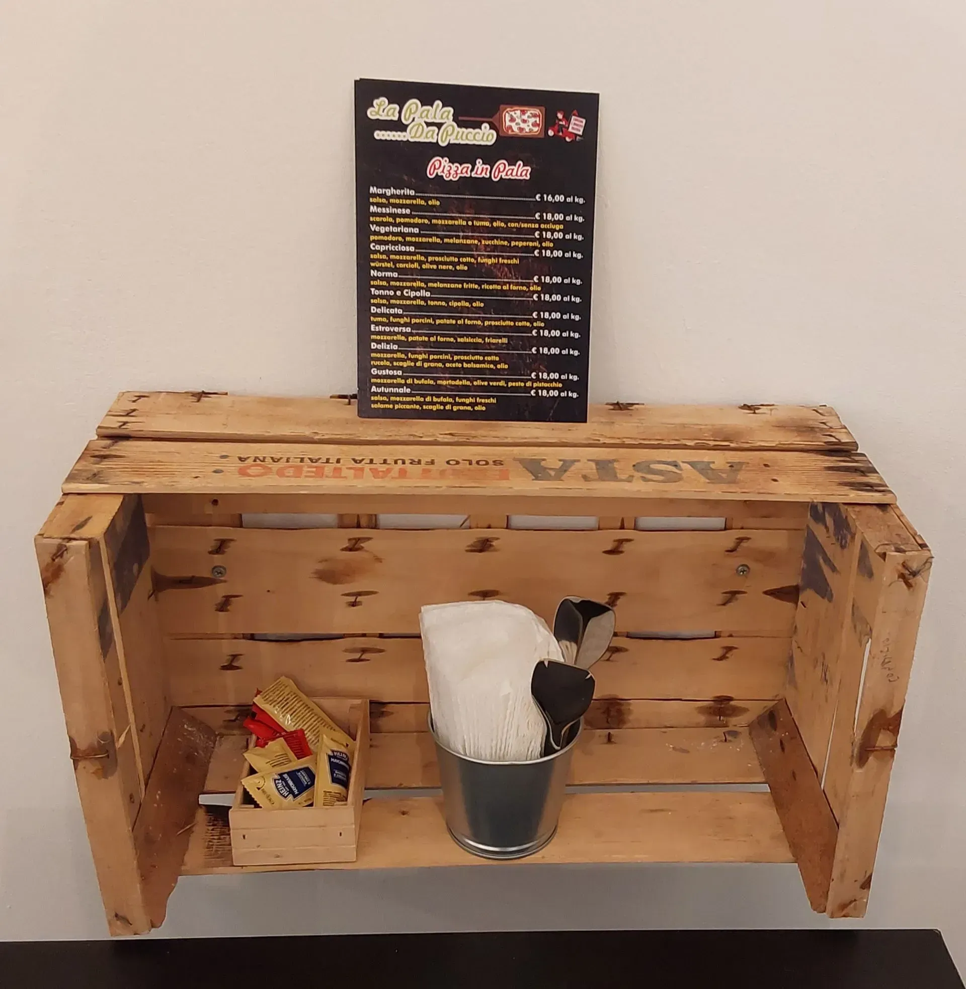 menu della pizzeria esposto all'interno del locale