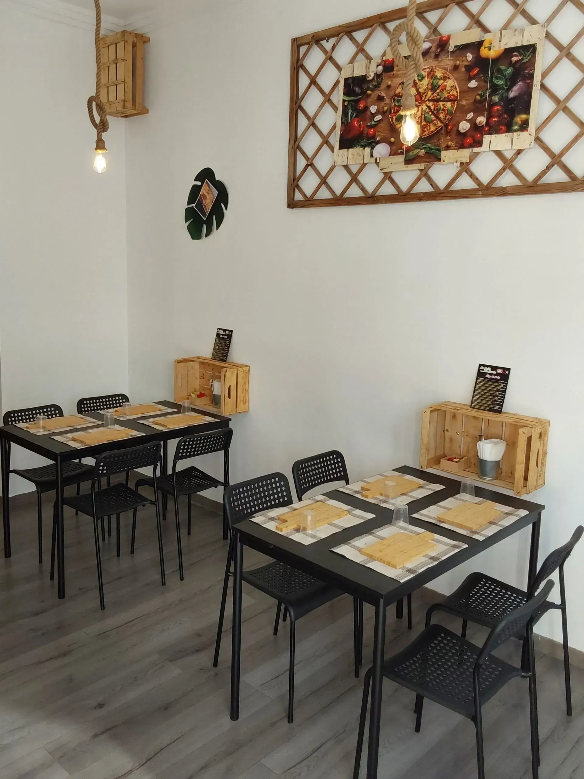 menu con foto delle pizze appesi all'interno del locale